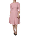 Robe Dolce & Gabbana rose en viscose à coupe évasée, manches 3/4 et style A-line, détail élégant et féminin.