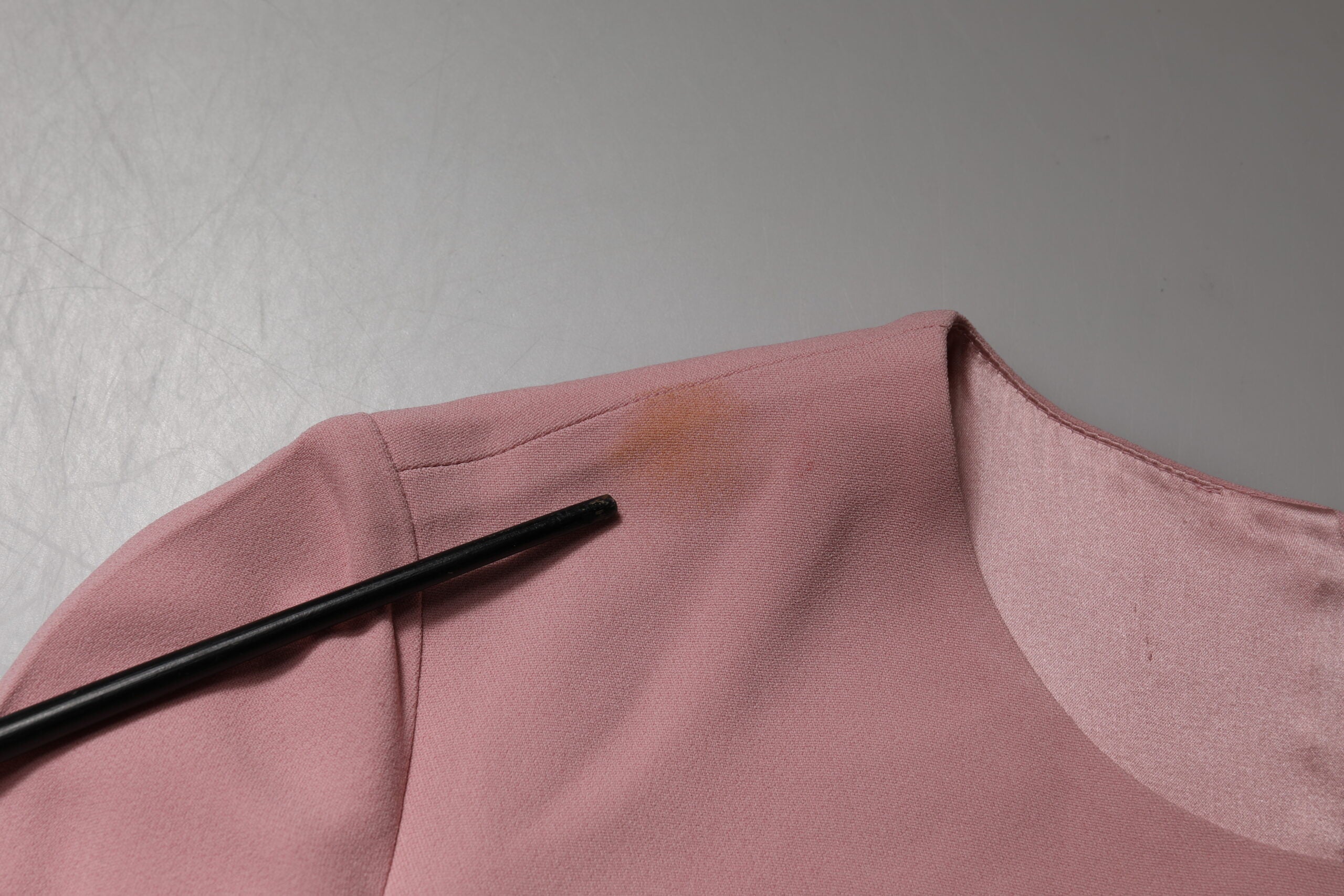 Robe Dolce & Gabbana rose à coupe évasée en viscose avec manches 3/4, style élégant et fluide.