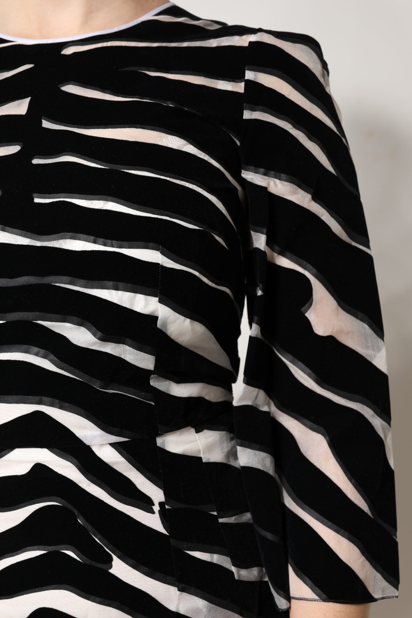 Robe courte Dolce & Gabbana à motif zèbre noir et blanc, coupe trapèze élégante, design moderne et sophistiqué.