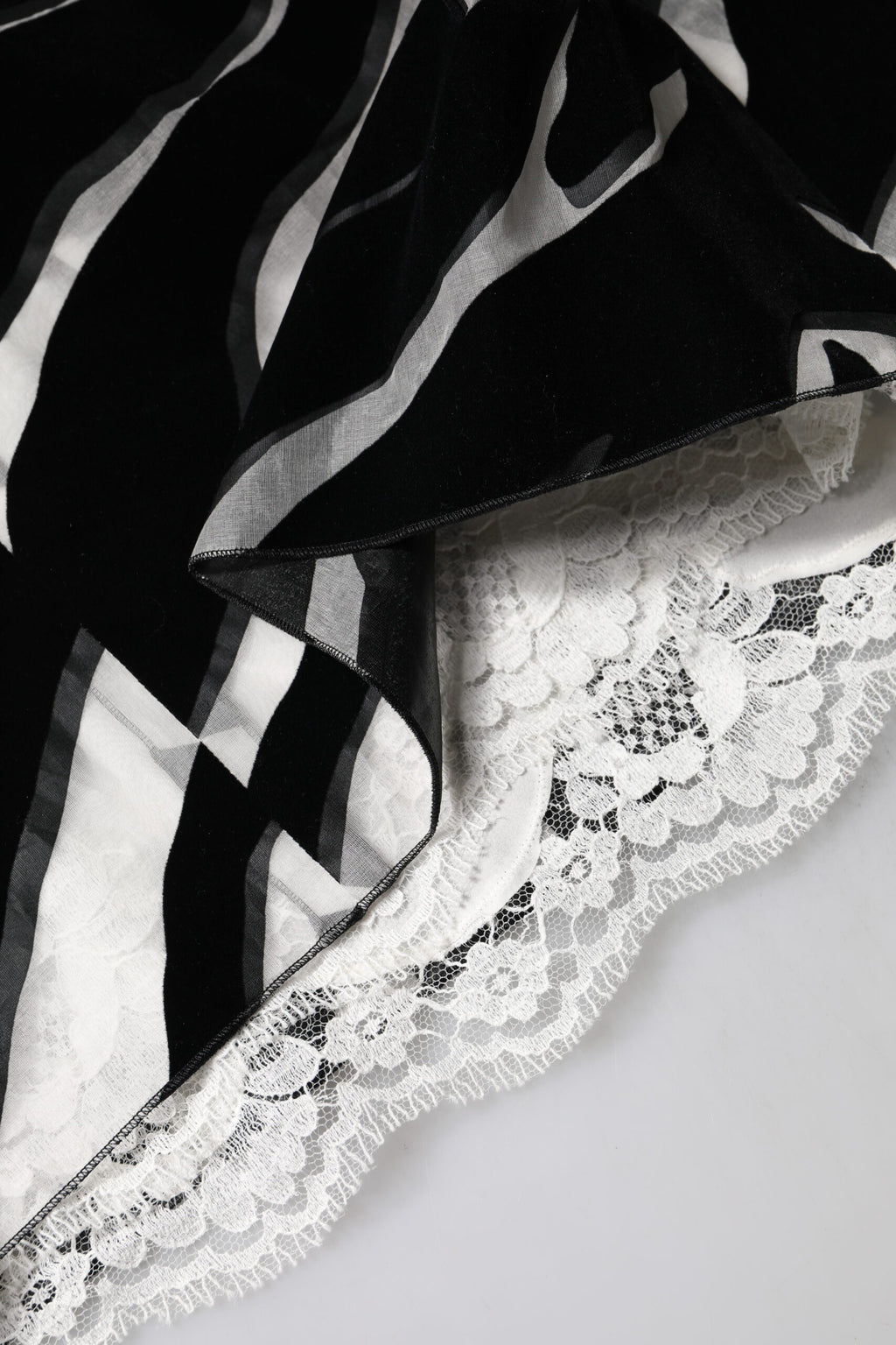 Robe courte Dolce & Gabbana à motif zèbre noir et blanc, coupe évasée en forme de ligne A, élégante et tendance.