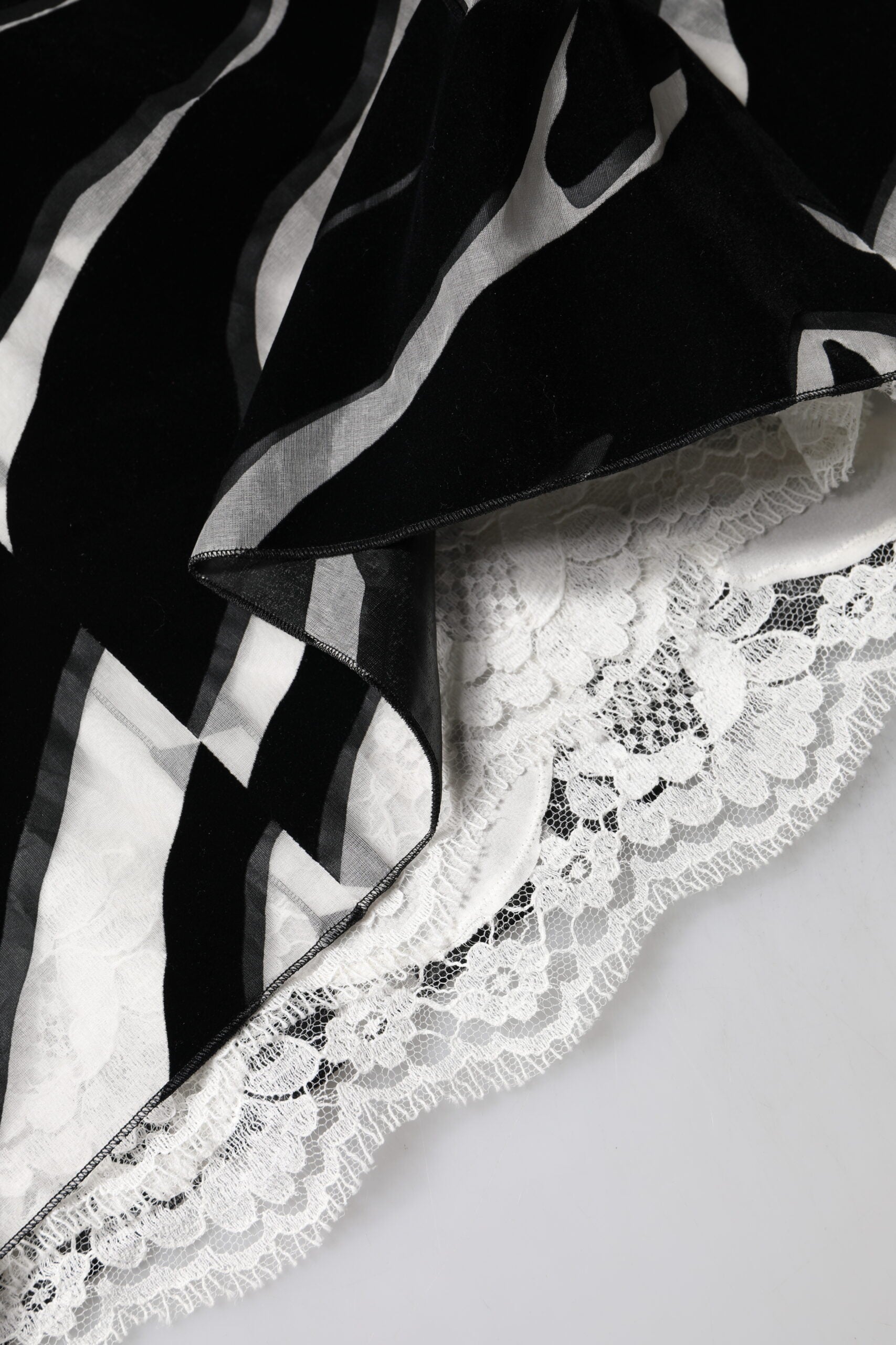 Robe courte Dolce & Gabbana à motif zèbre noir et blanc, coupe évasée en forme de ligne A, élégante et tendance.