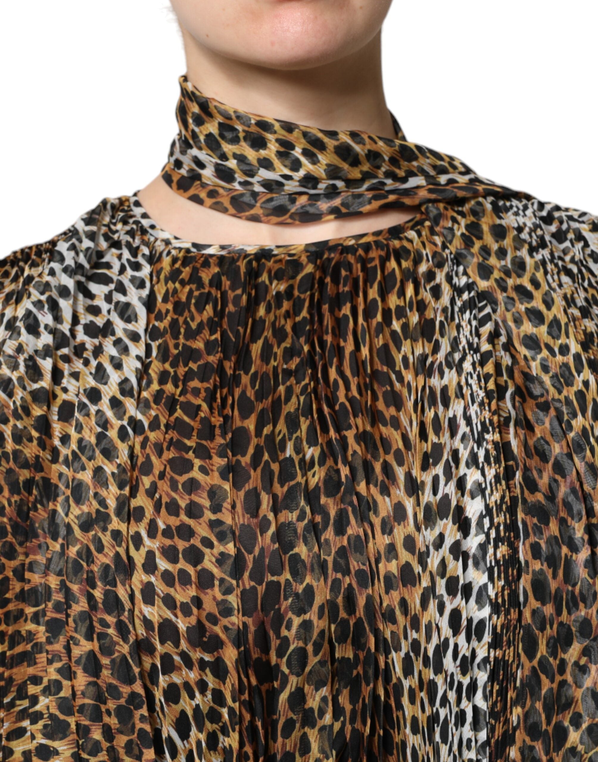 Robe en chiffon à col Dolce & Gabbana avec imprimé léopard marron, élégante et fluide, pour un style sophistiqué.