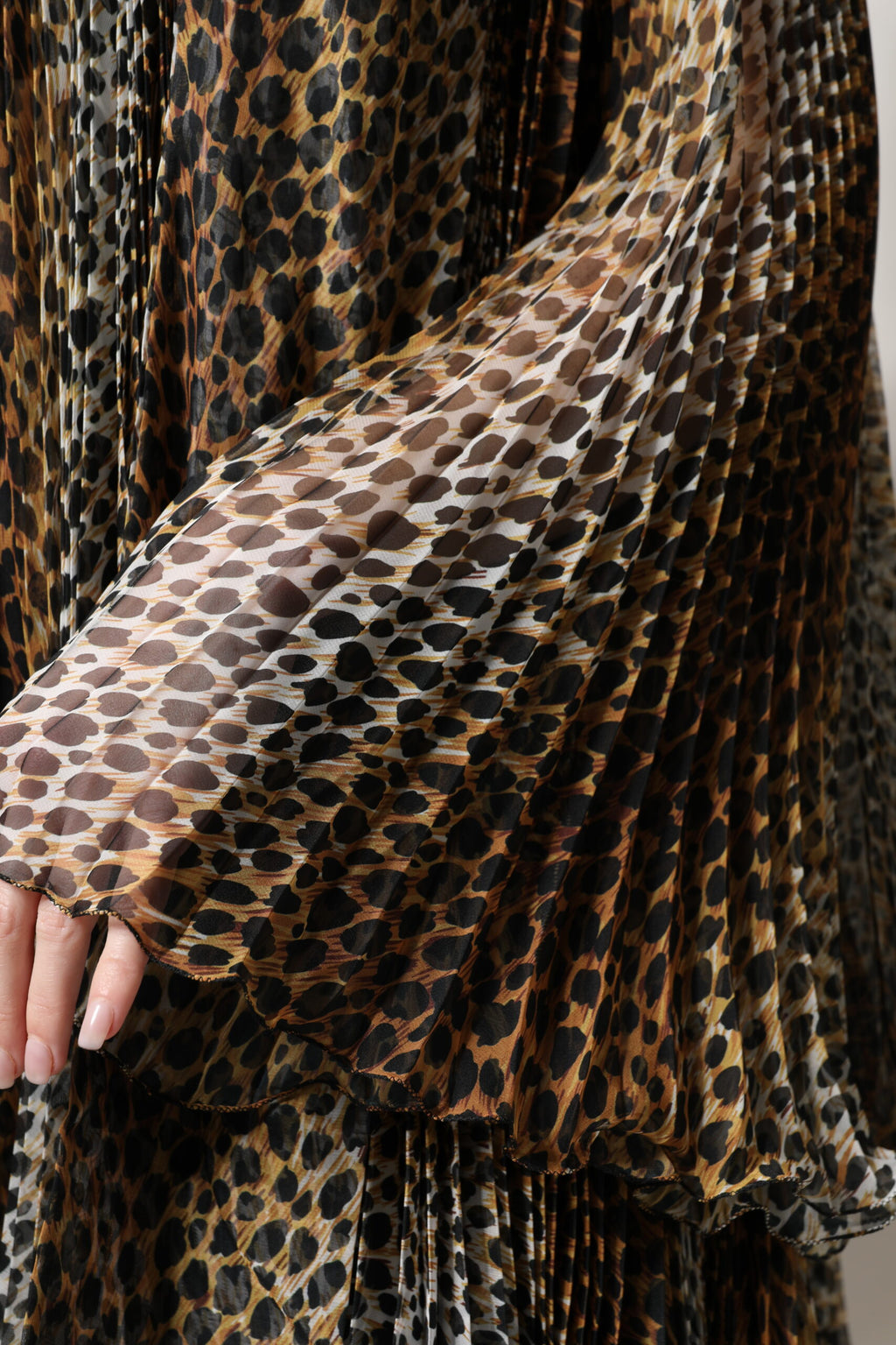 Robe en chiffon marron à motif léopard avec col Dolce & Gabbana, élégante et fluide, pour un style sophistiqué et tendance.
