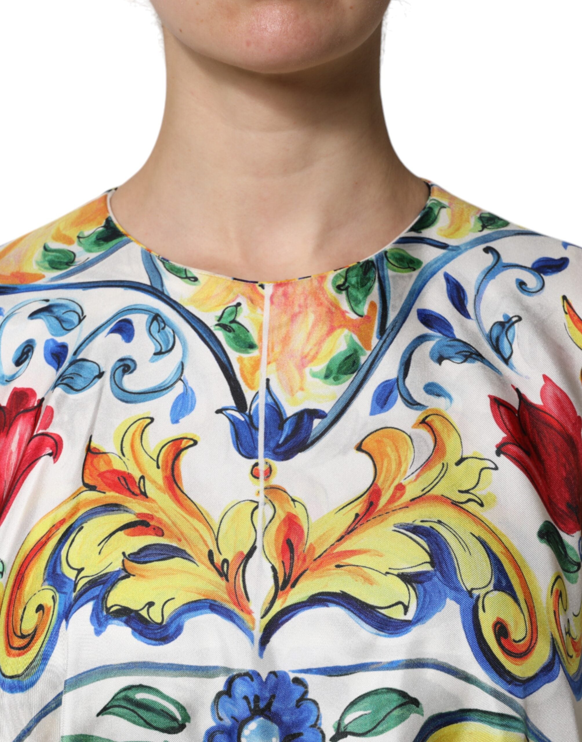 Robe longue Dolce & Gabbana multicolore avec manches courtes et motif majolique, style kaftan élégant et coloré.