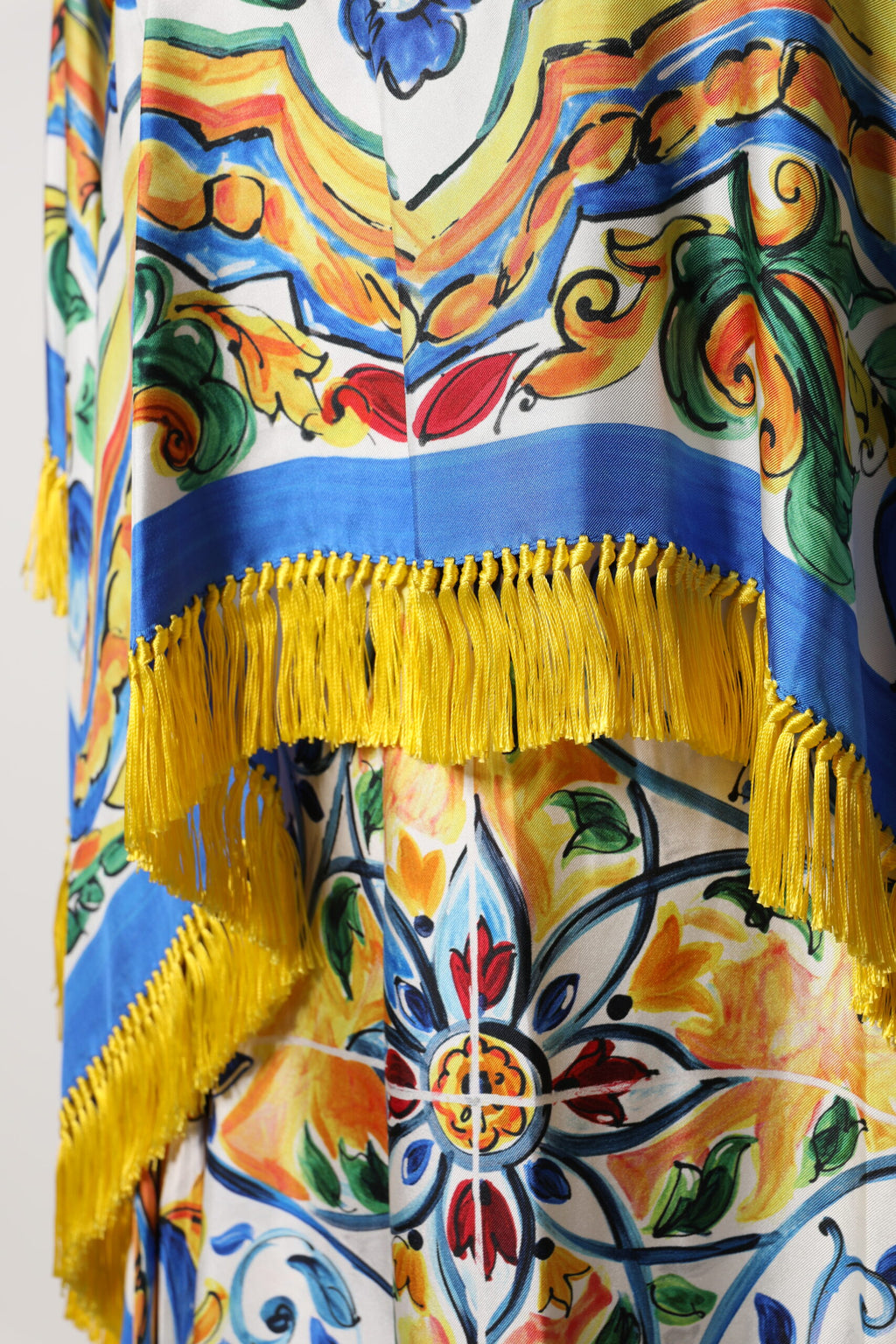 Robe maxi Dolce & Gabbana en kaftan multicolore avec manches courtes et motif majolique.