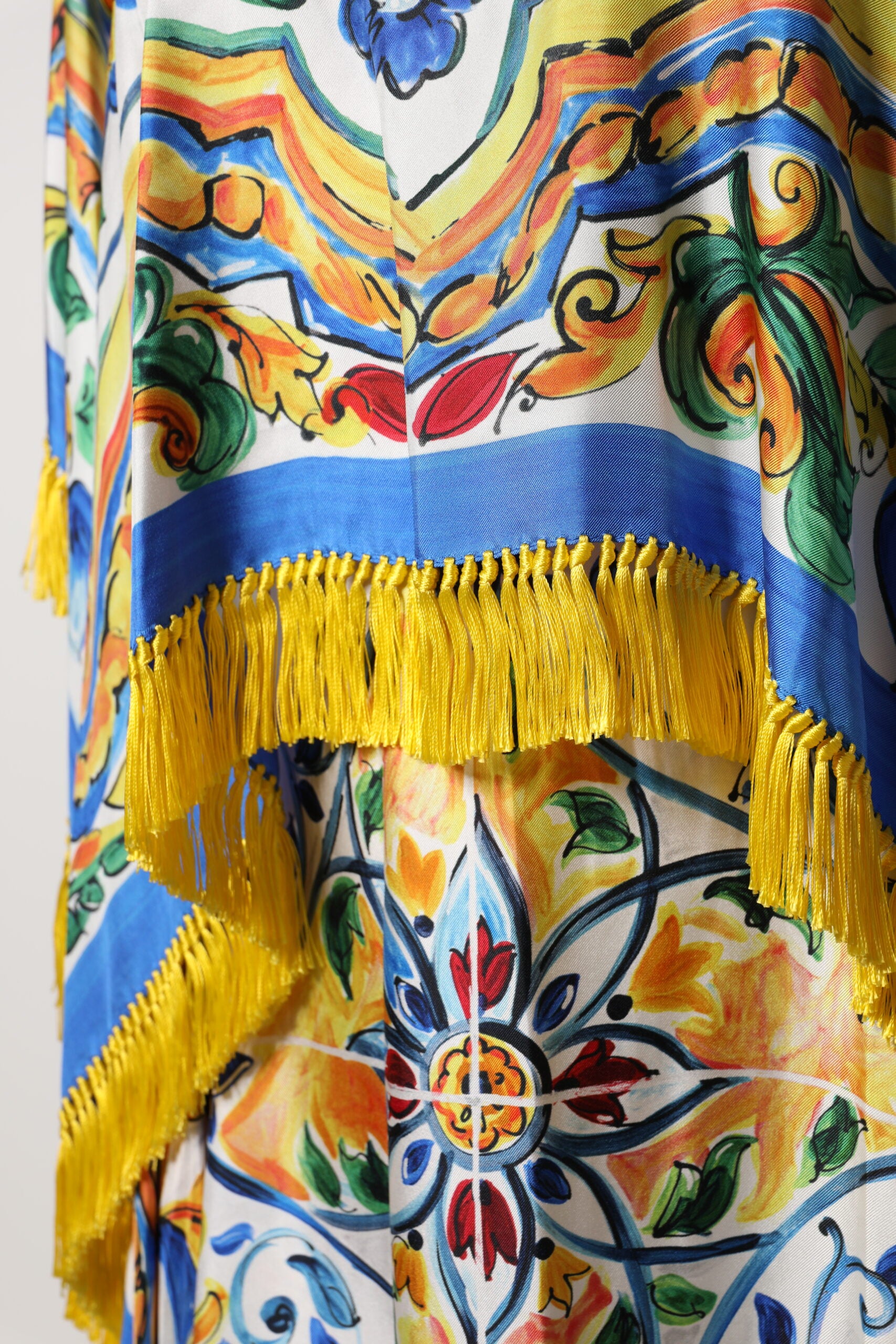 Robe maxi Dolce & Gabbana en kaftan multicolore avec manches courtes et motif majolique.