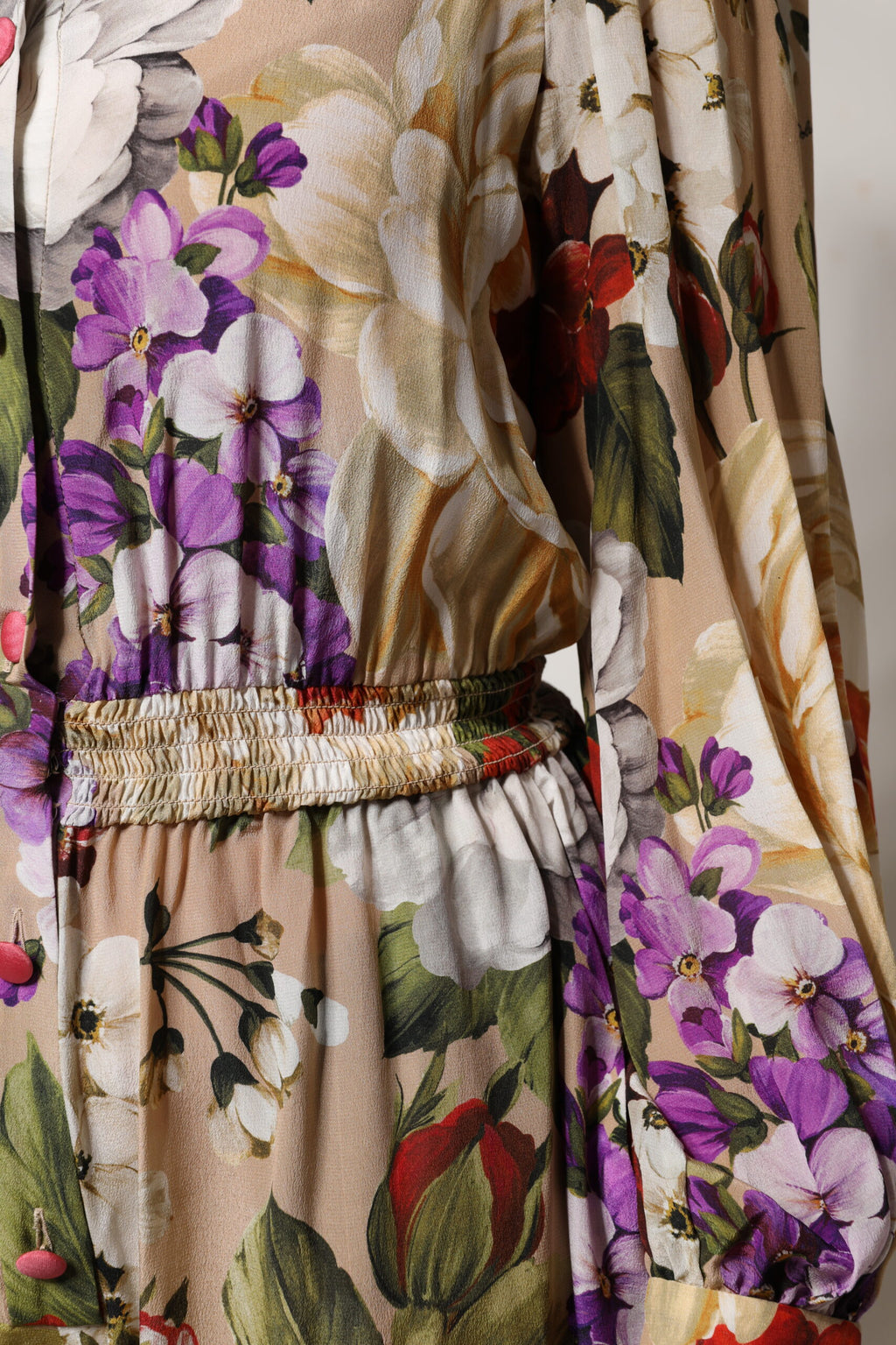 Combinaison fluide à fleurs multicolores de Dolce & Gabbana avec jambes larges et style élégant.