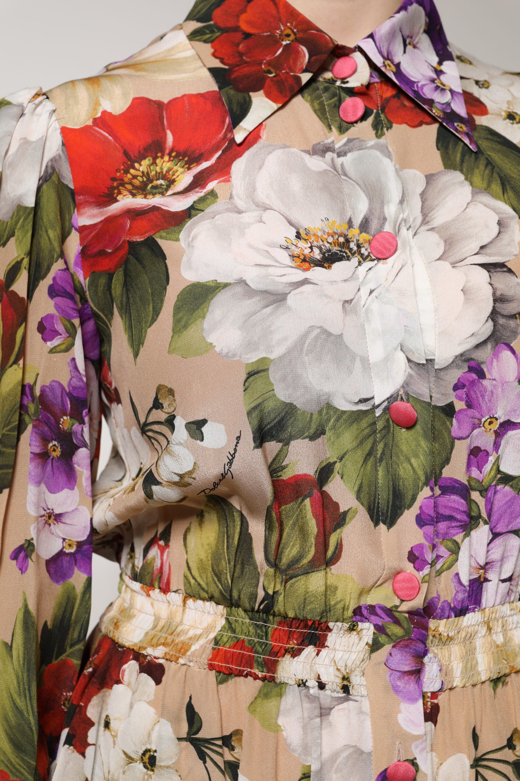 Combinaison pantalon Dolce & Gabbana à fleurs multicolores, coupe large et élégante, style sophistiqué et moderne.