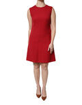 Robe bustier en laine rouge sans manches, longueur genou, coupe A-line, de la marque Dolce & Gabbana, portée élégante.