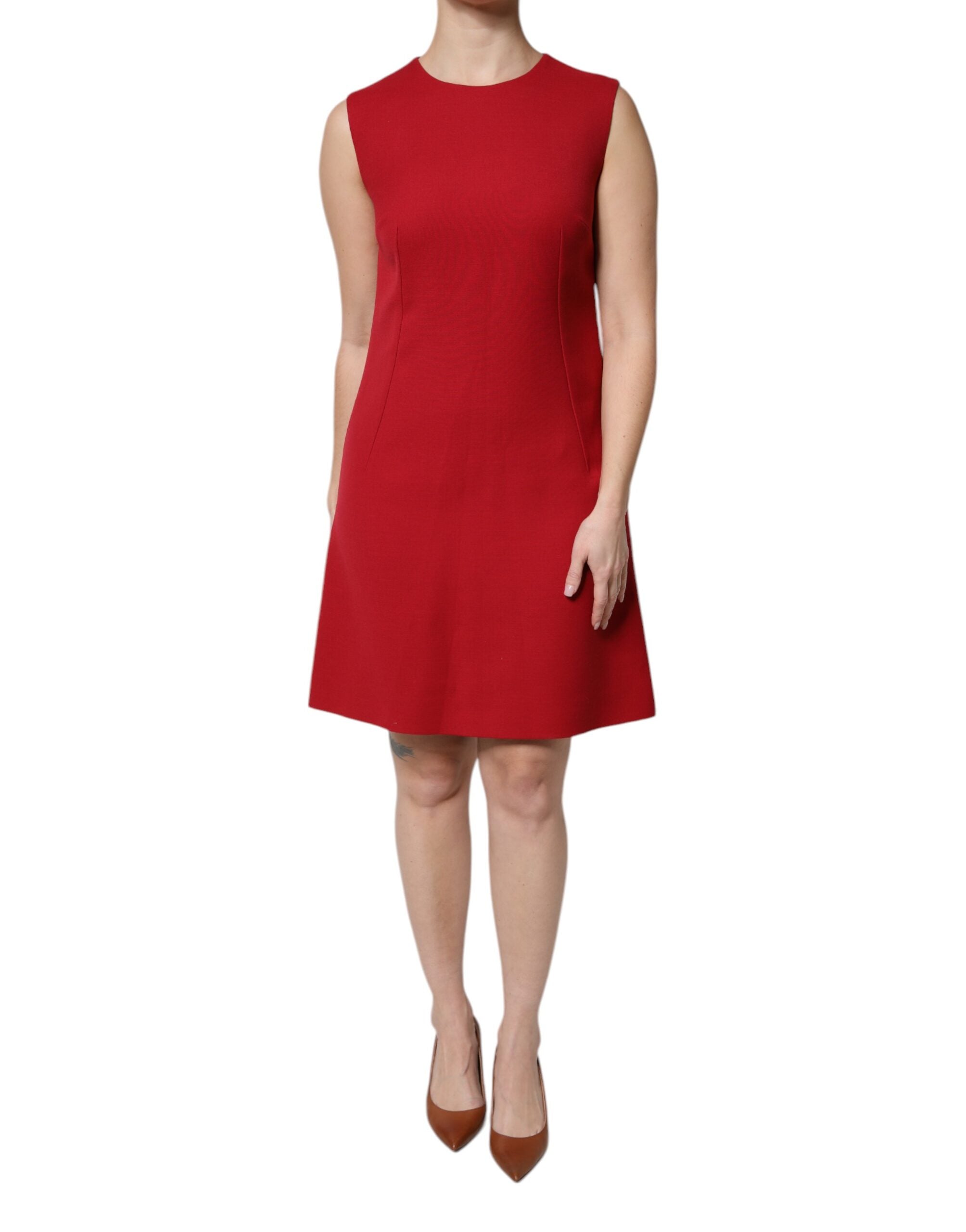 Robe bustier en laine rouge sans manches, longueur genou, coupe A-line, de la marque Dolce & Gabbana, portée élégante.
