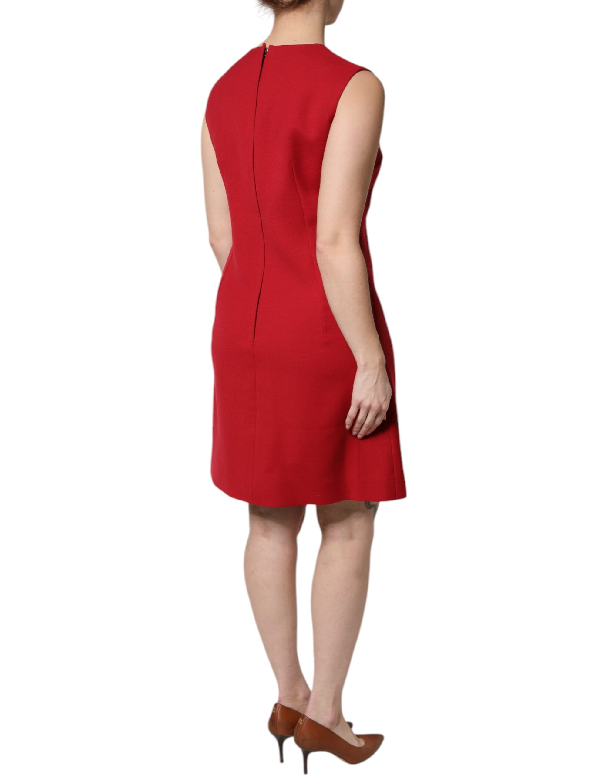 Robe sans manches en laine rouge Dolce & Gabbana, longueur genou, coupe A-line élégante, idéale pour une tenue sophistiquée.