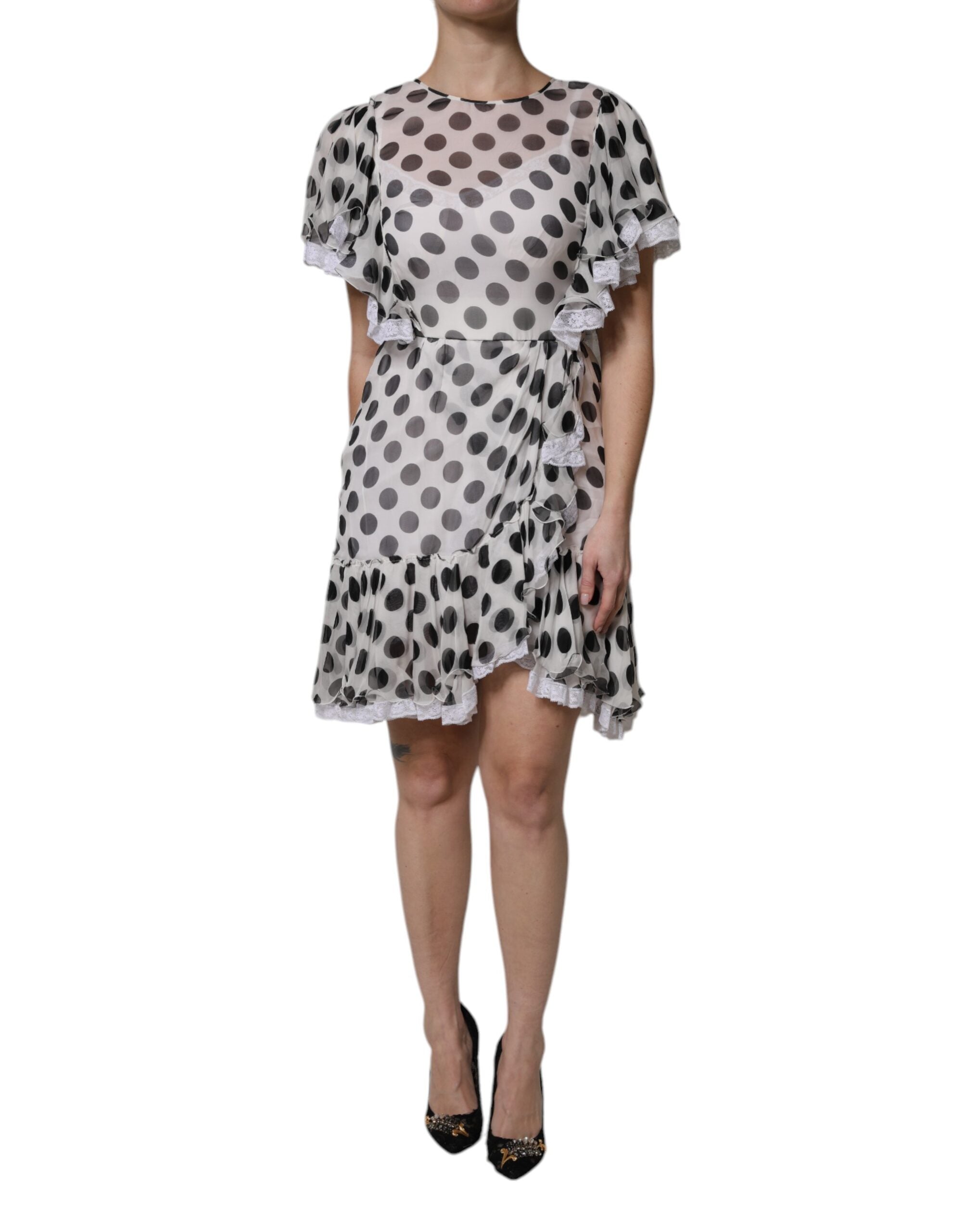 Robe en soie mélangée blanche à pois noirs de Dolce & Gabbana, coupe évasée et style élégant, portée sur mannequin.