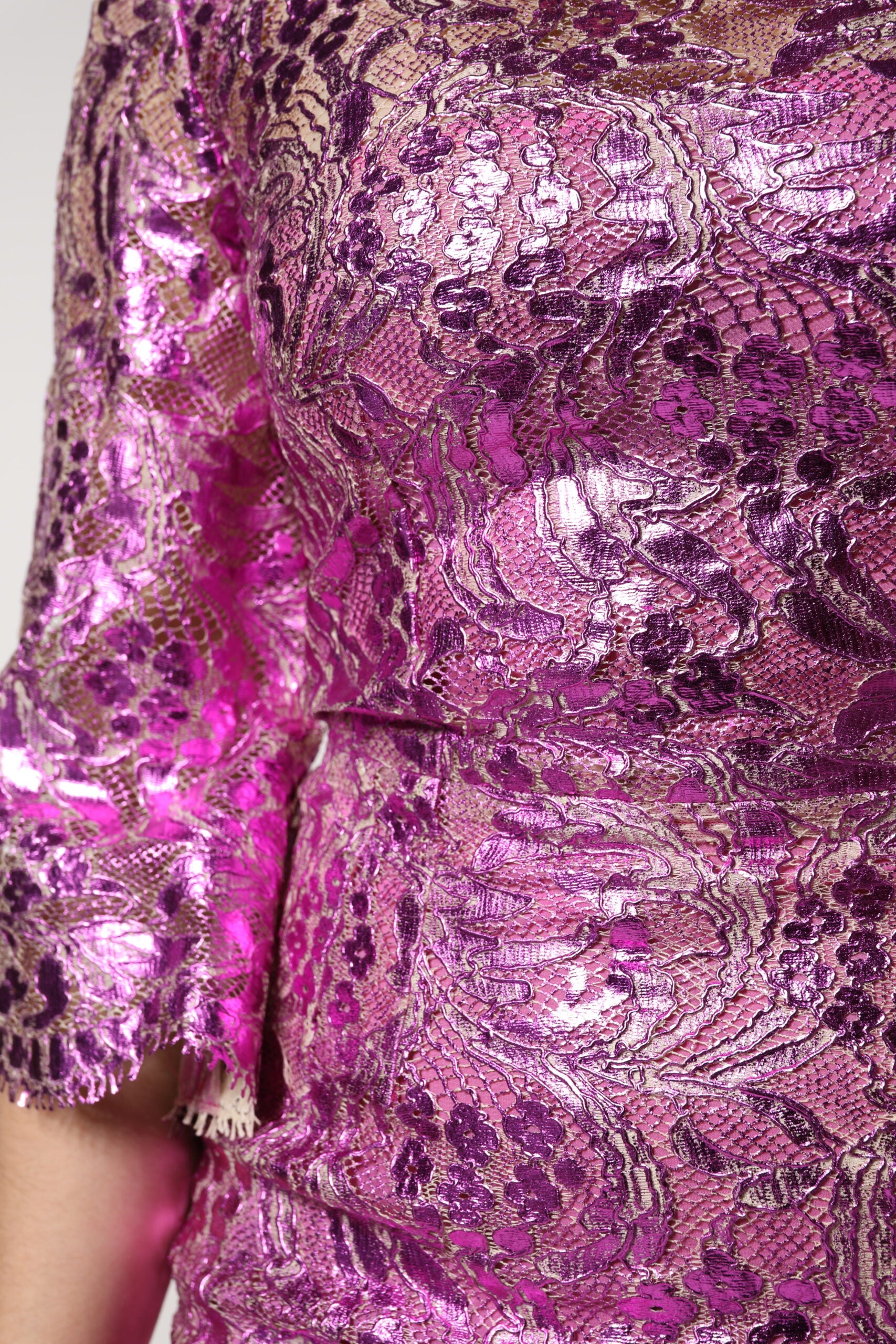 Robe courte en métal fuchsia avec motifs floraux, robe de soirée Dolce & Gabbana, coupe ajustée et élégante.