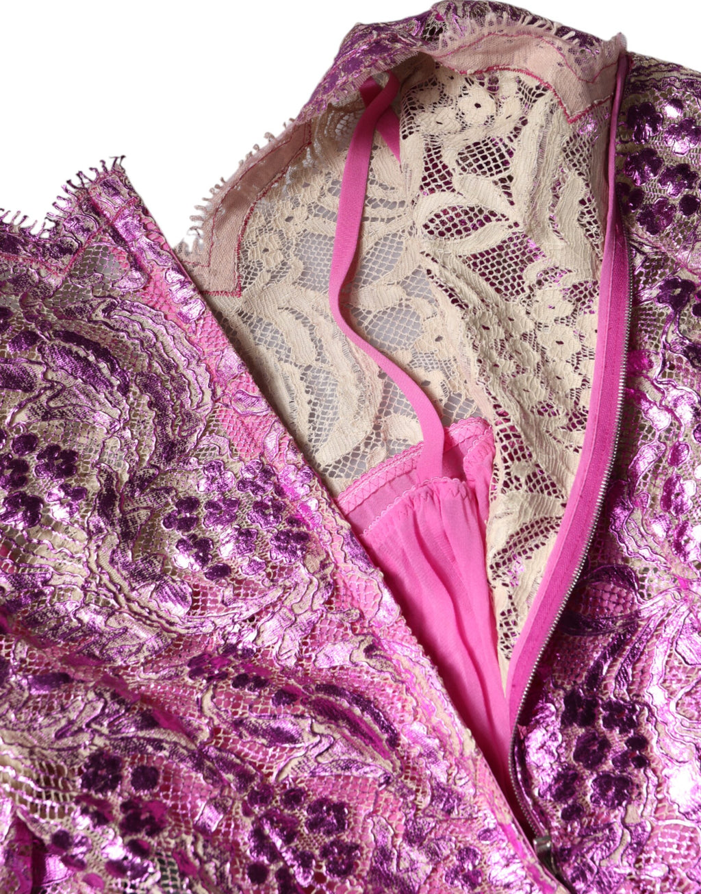 Robe courte moulante Dolce & Gabbana en métal fuchsia avec motifs floraux, élégante et sophistiquée.