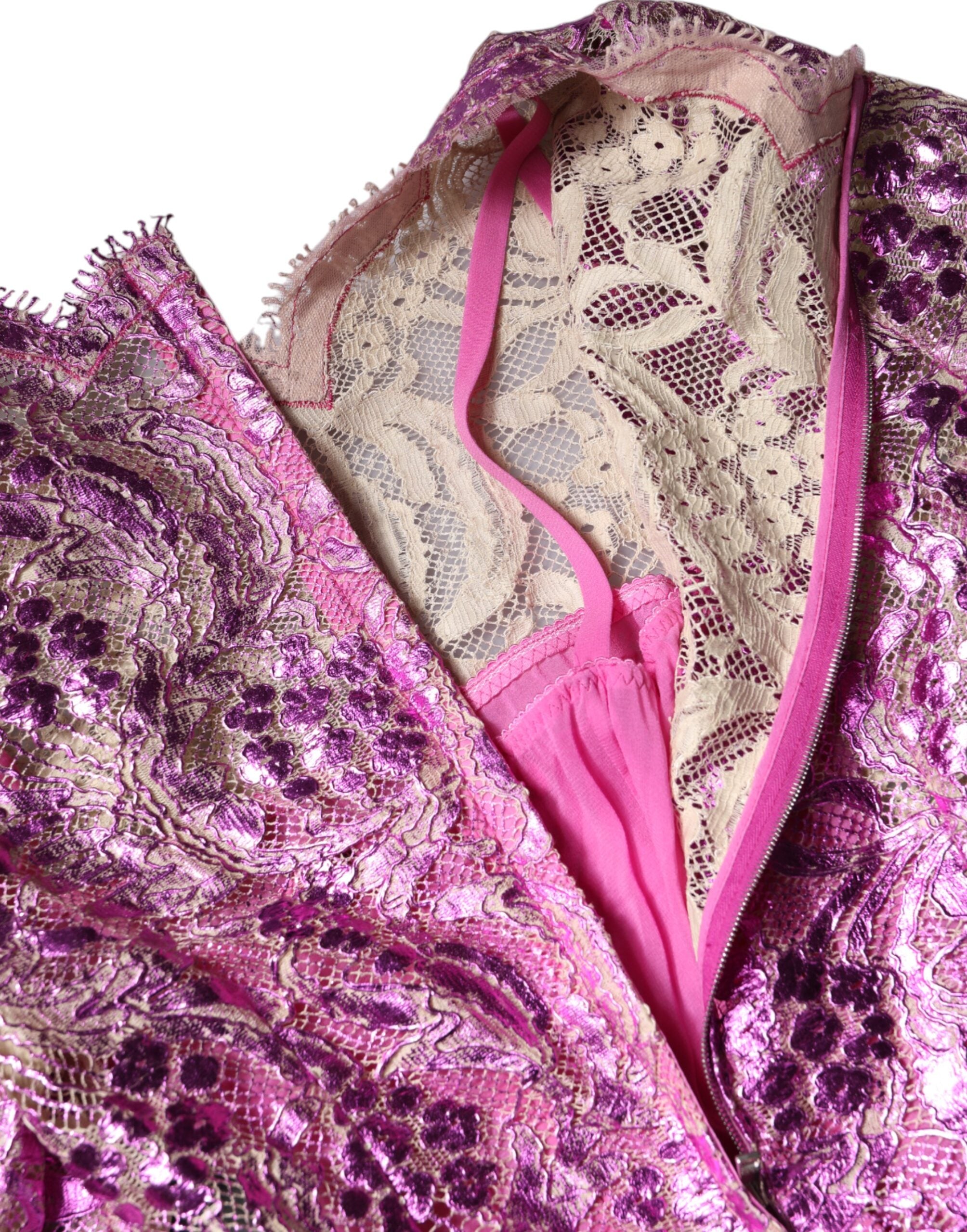 Robe courte moulante Dolce & Gabbana en métal fuchsia avec motifs floraux, élégante et sophistiquée.