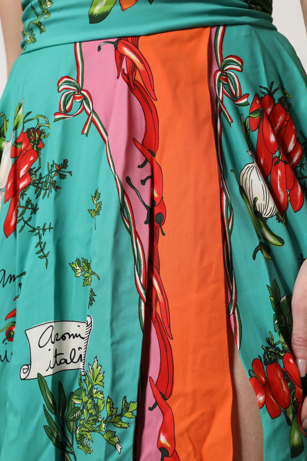 Robe midi sans manches en soie imprimée multicolore de Dolce & Gabbana, design élégant et coloré.