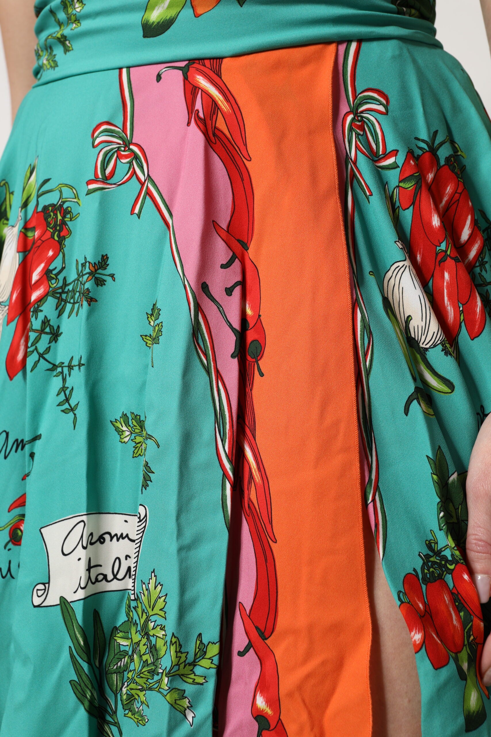 Robe midi sans manches en soie imprimée multicolore de Dolce & Gabbana, design élégant et coloré.
