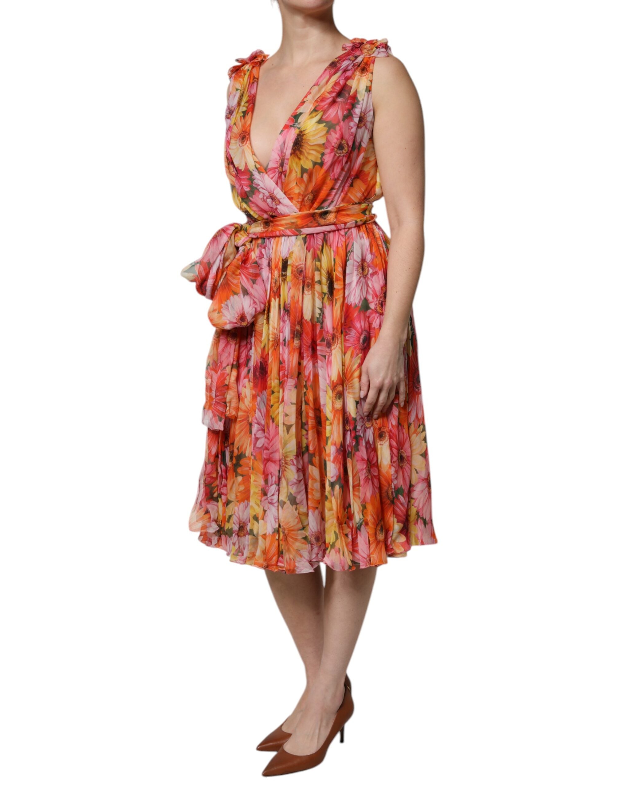 Robe en soie multicolore à fleurs avec décolleté en V en chiffon de Dolce & Gabbana, élégante et fluide.