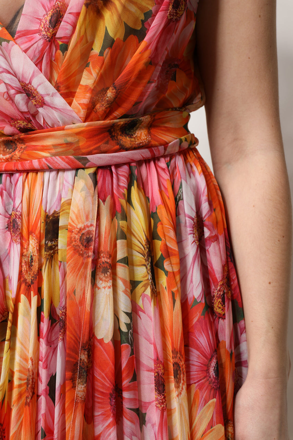 Robe en soie multicolore à fleurs Dolce & Gabbana avec col en V en chiffon léger, élégante et féminine.