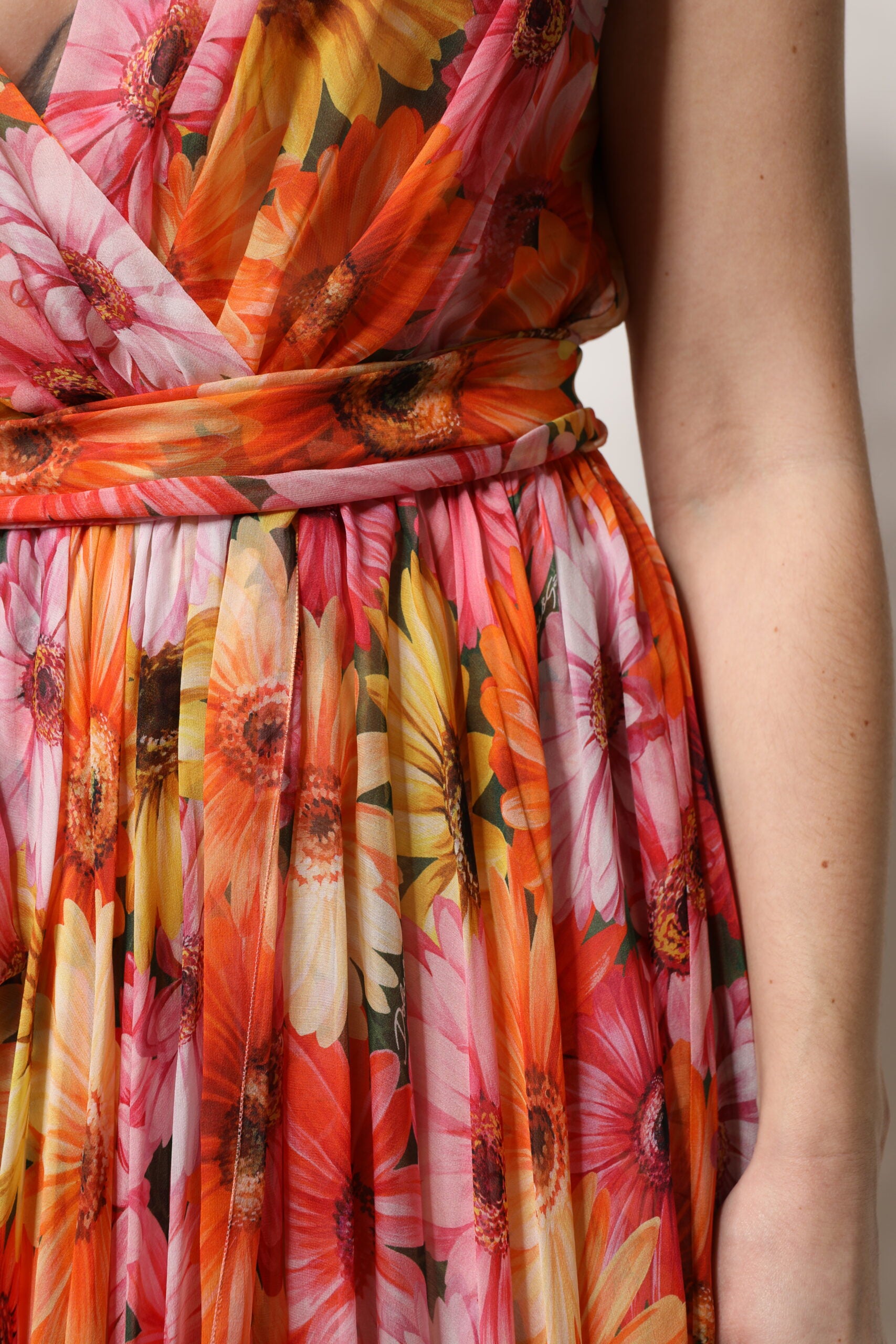 Robe en soie multicolore à fleurs Dolce & Gabbana avec col en V en chiffon léger, élégante et féminine.