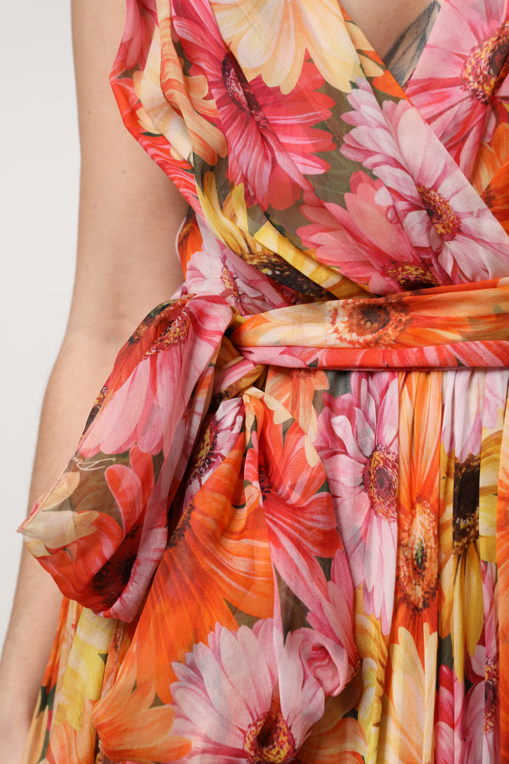 Robe en soie à fleurs multicolores avec encolure en V en chiffon Dolce & Gabbana, élégante et fluide.