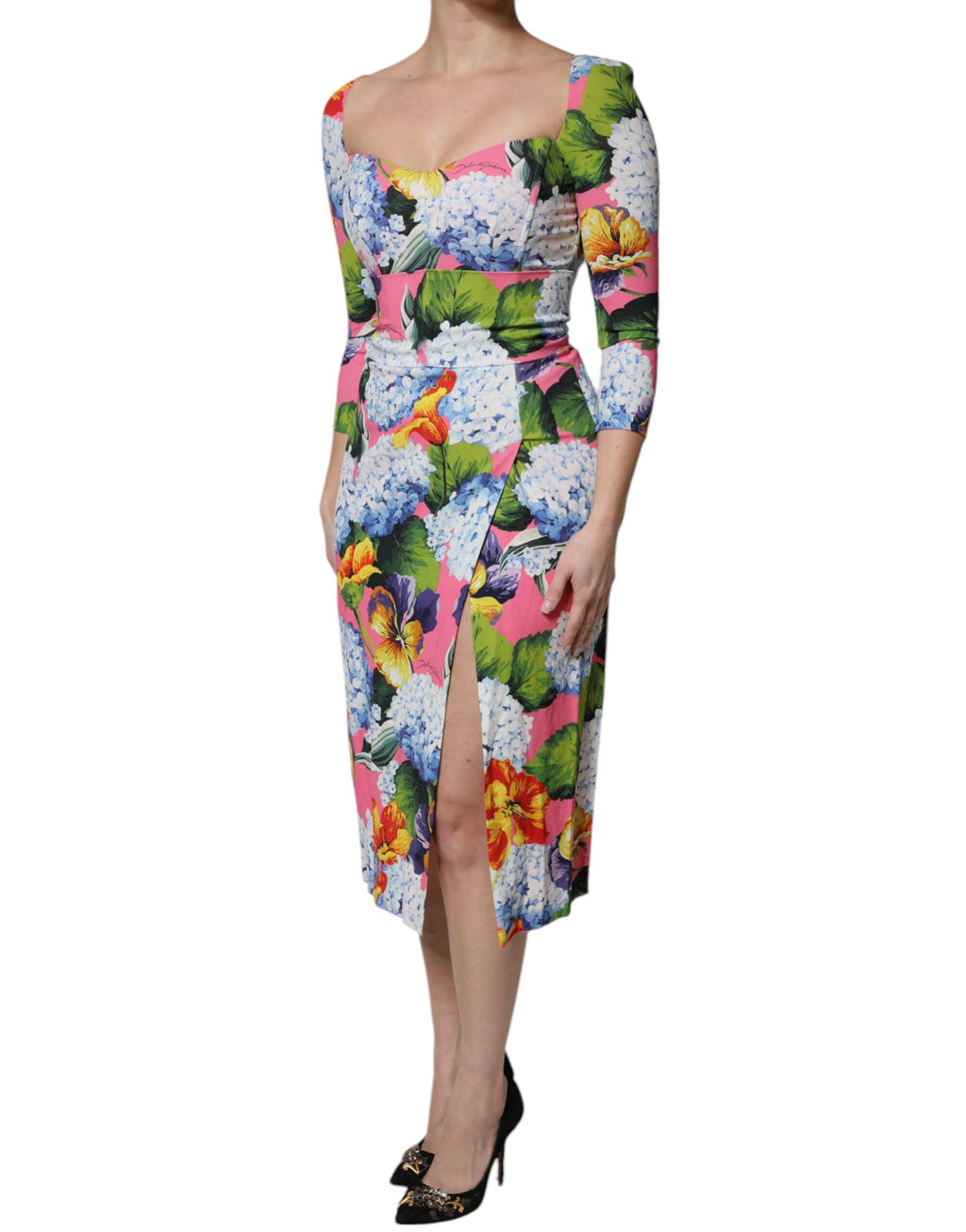 Robe midi fluide Dolce & Gabbana à fleurs multicolores avec fente sur le côté, style élégant et féminin.
