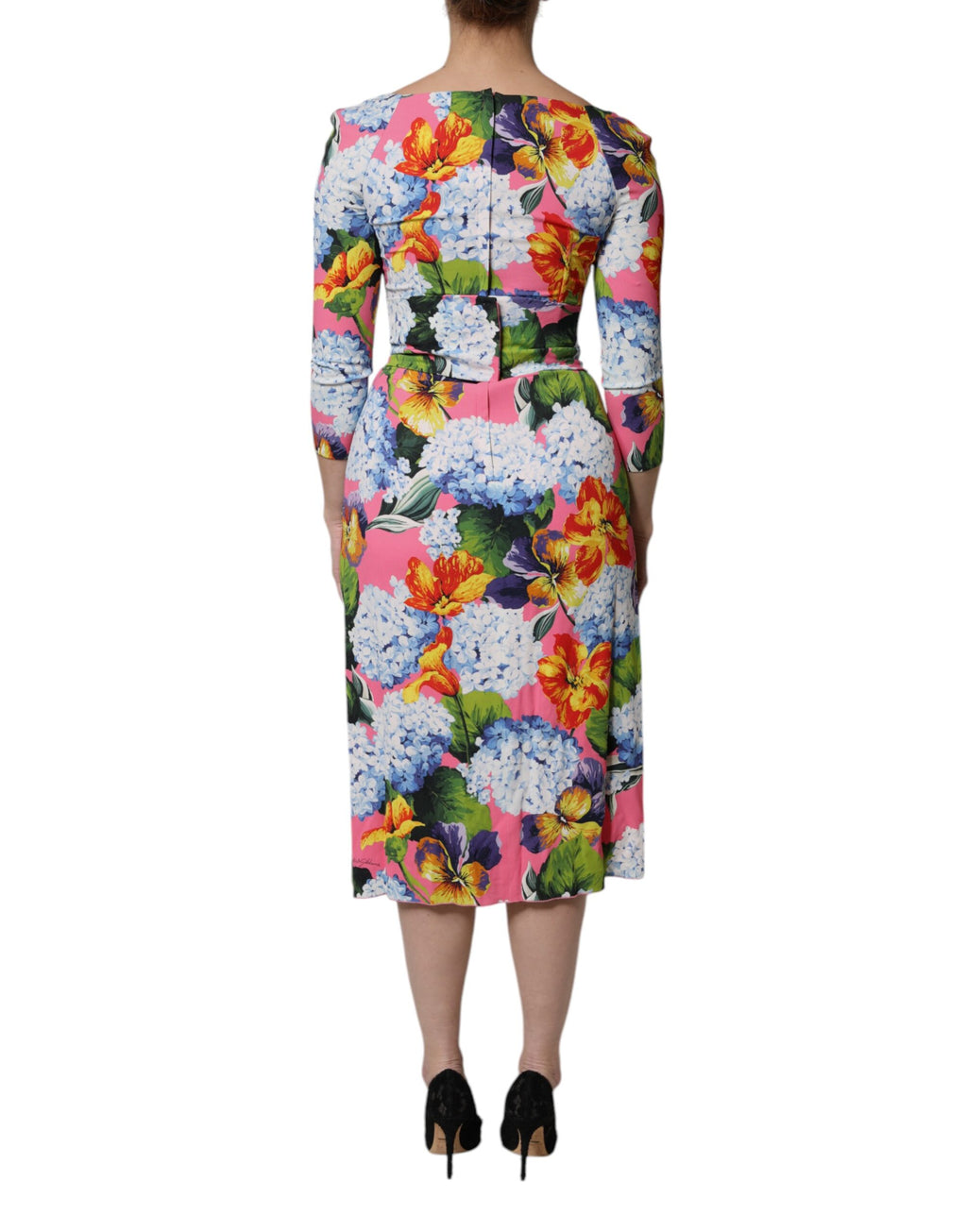 Robe midi Dolce & Gabbana à fleurs multicolores avec fente latérale, style élégant et féminin, tissu fluide et coloré.