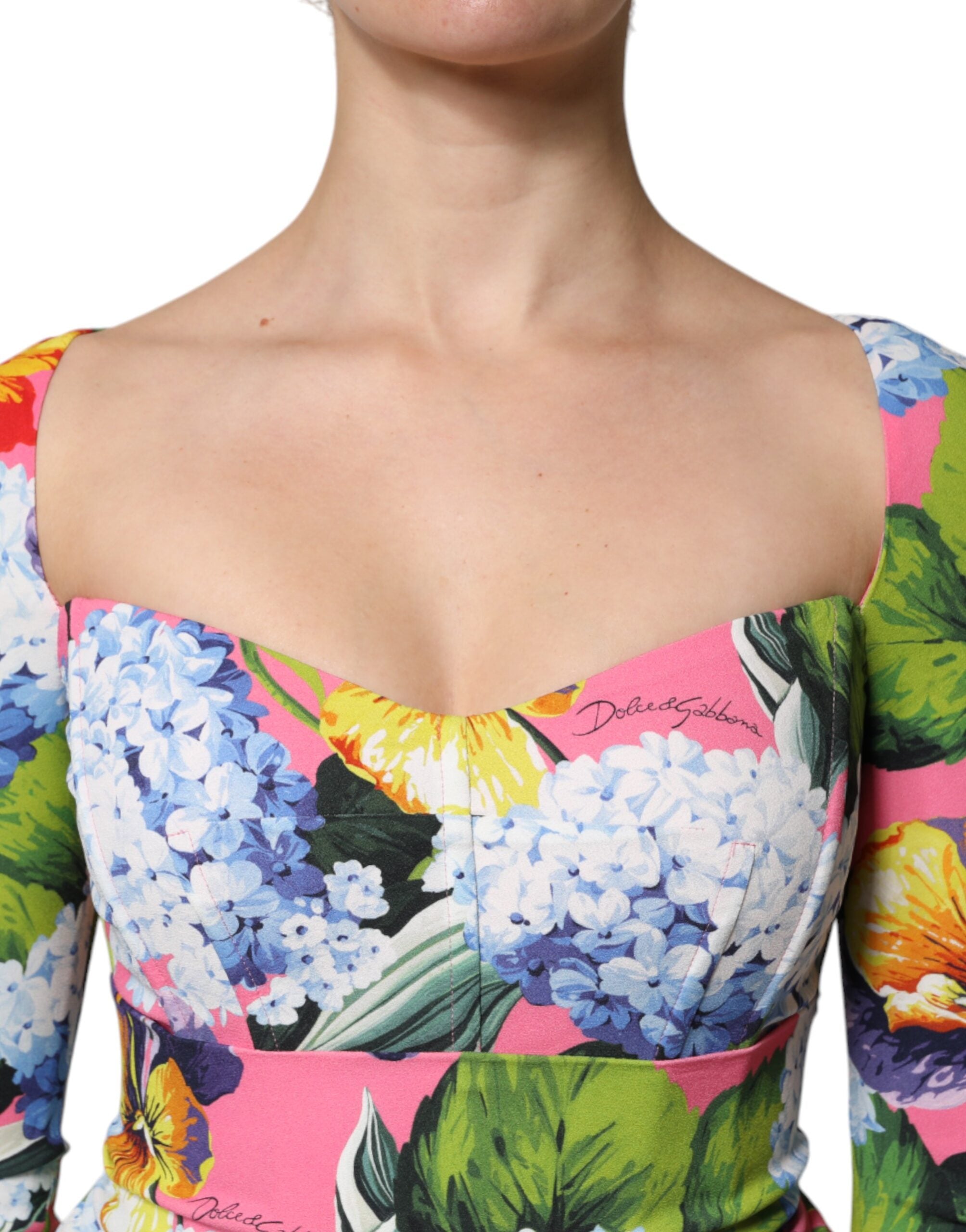 Robe midi Dolce & Gabbana à fleurs multicolores avec fente latérale, robe élégante et fluide, parfaite pour une occasion spéciale.