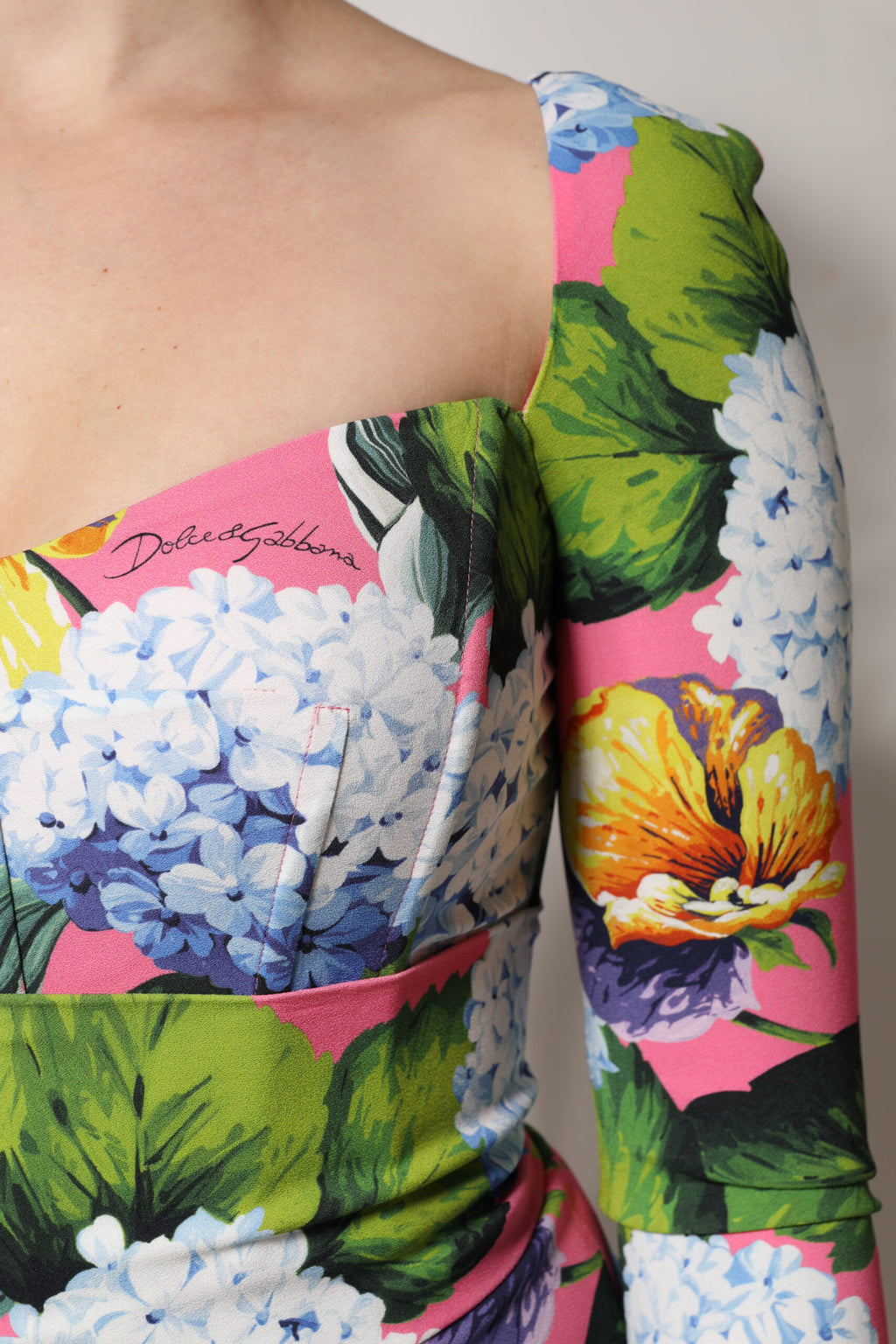 Robe midi à fentes latérales Dolce & Gabbana à motifs floraux multicolores, élégante et sophistiquée.