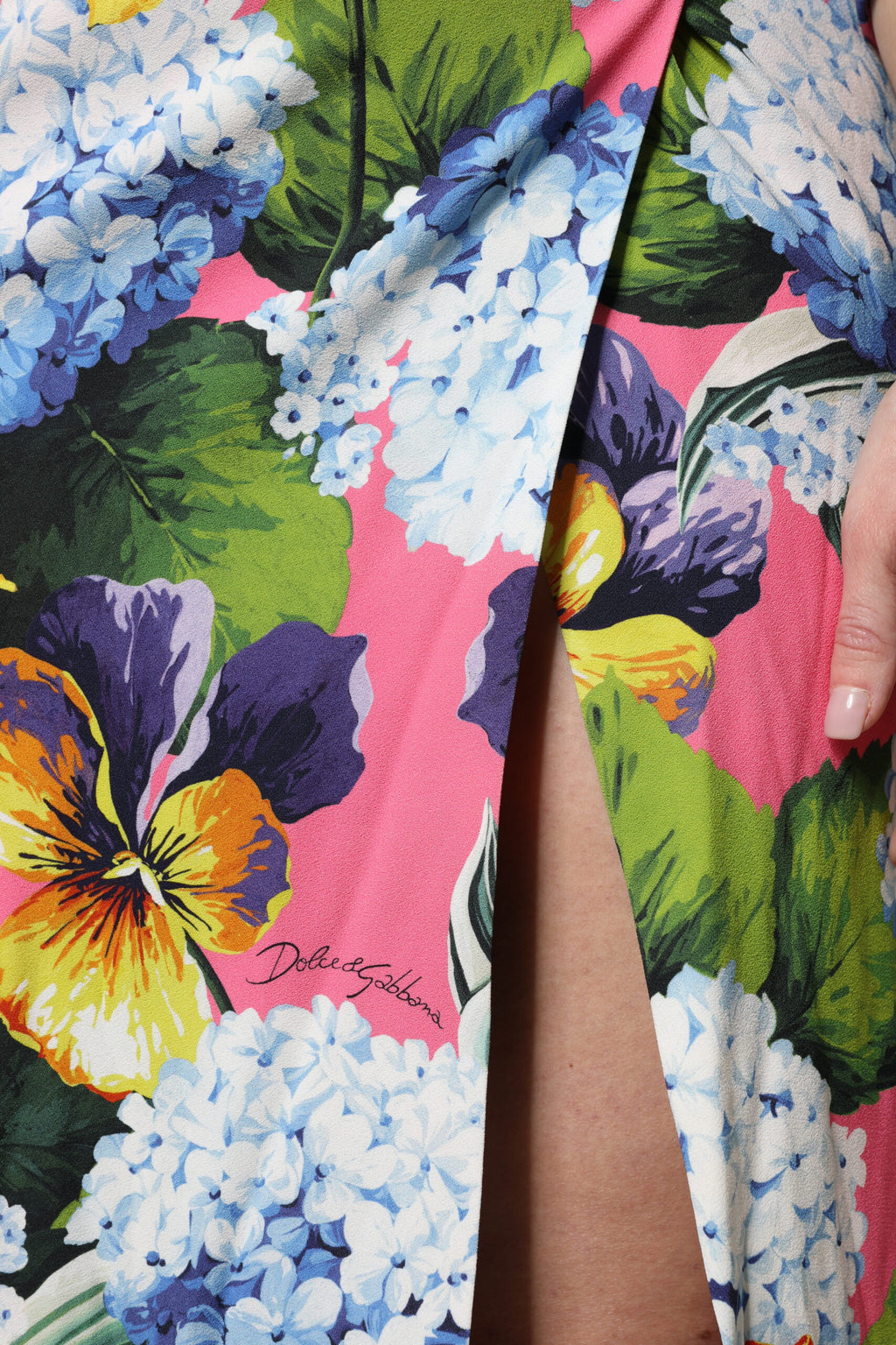Robe midi à fente latérale Dolce & Gabbana à motifs floraux multicolores, style élégant et féminin.