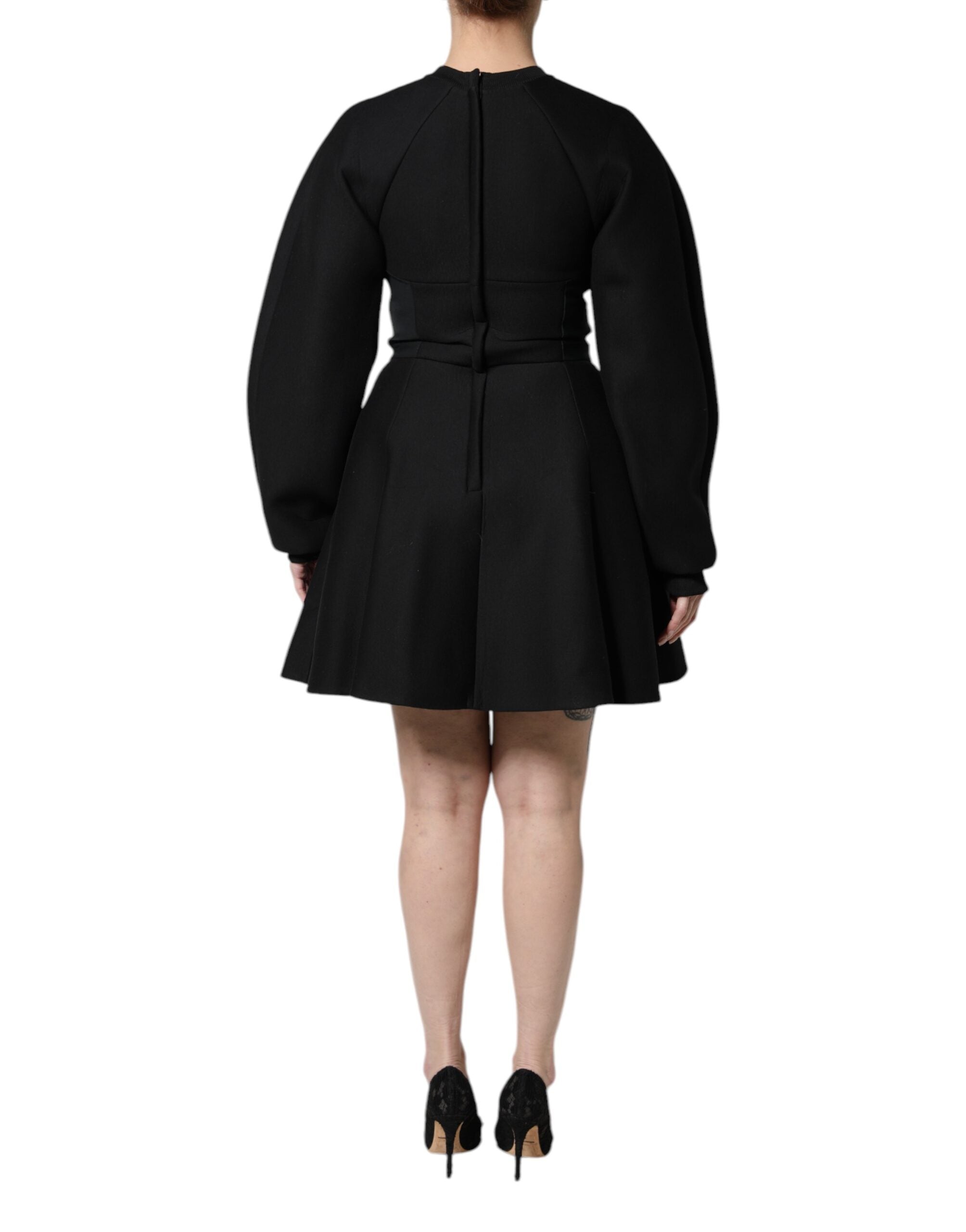 Robe courte noire en coton à manches longues de style A-line par Dolce & Gabbana, élégante et moderne.