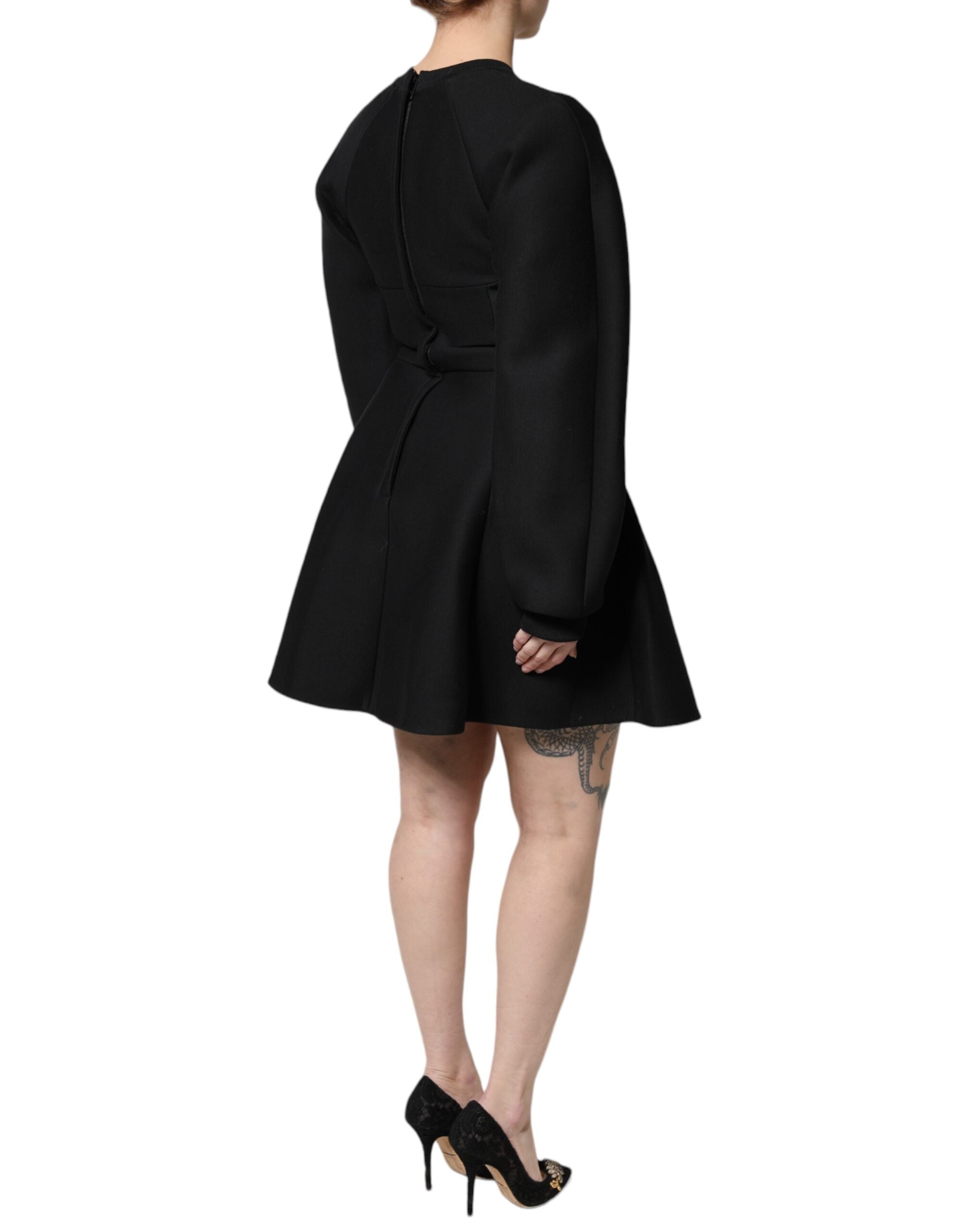 Robe courte en coton noir Dolce & Gabbana avec manches longues et coupe A-line, vue en gros plan.