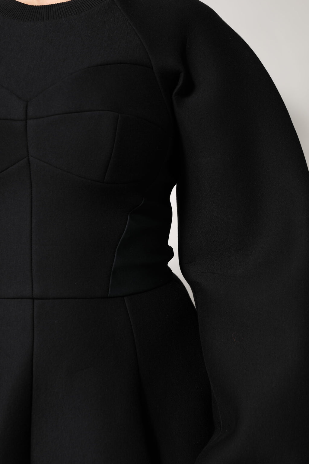 Robe courte noire en coton à manches longues de style A-line de Dolce & Gabbana, élégante et sophistiquée.