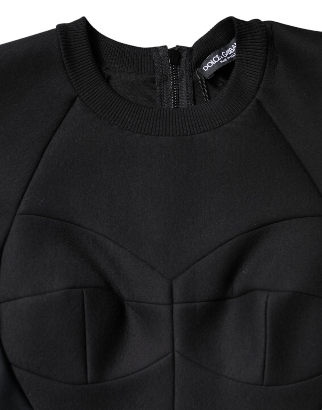 Robe courte en coton noir Dolce & Gabbana à manches longues et coupe en ligne A, portée avec un style élégant.