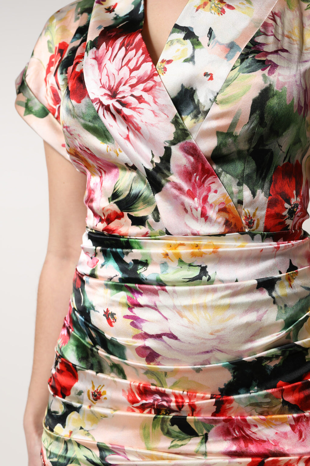 Robe midi courte à manches short multicolore à fleurs de Dolce & Gabbana, style robe droite élégante.