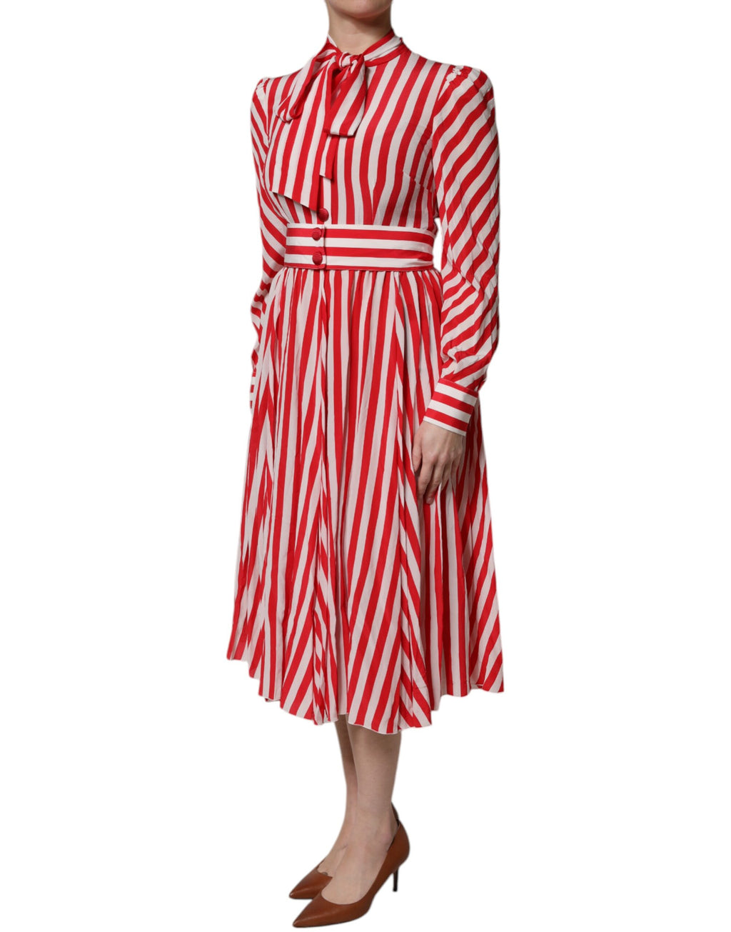 Robe midi blanche à rayures rouges à manches longues de Dolce & Gabbana, élégante et sophistiquée.