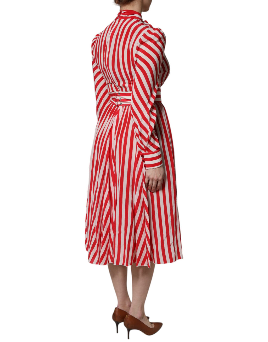 Robe midi à manches longues Dolce & Gabbana, blanche avec rayures rouges, élégante et moderne.