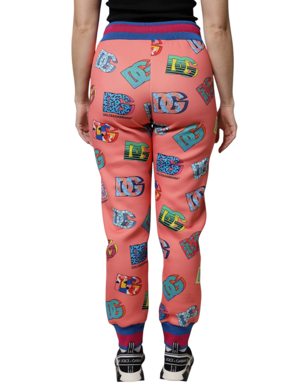 Pantalon de jogging rose Dolce & Gabbana avec logo monogramme, style décontracté et confort, vue de face.