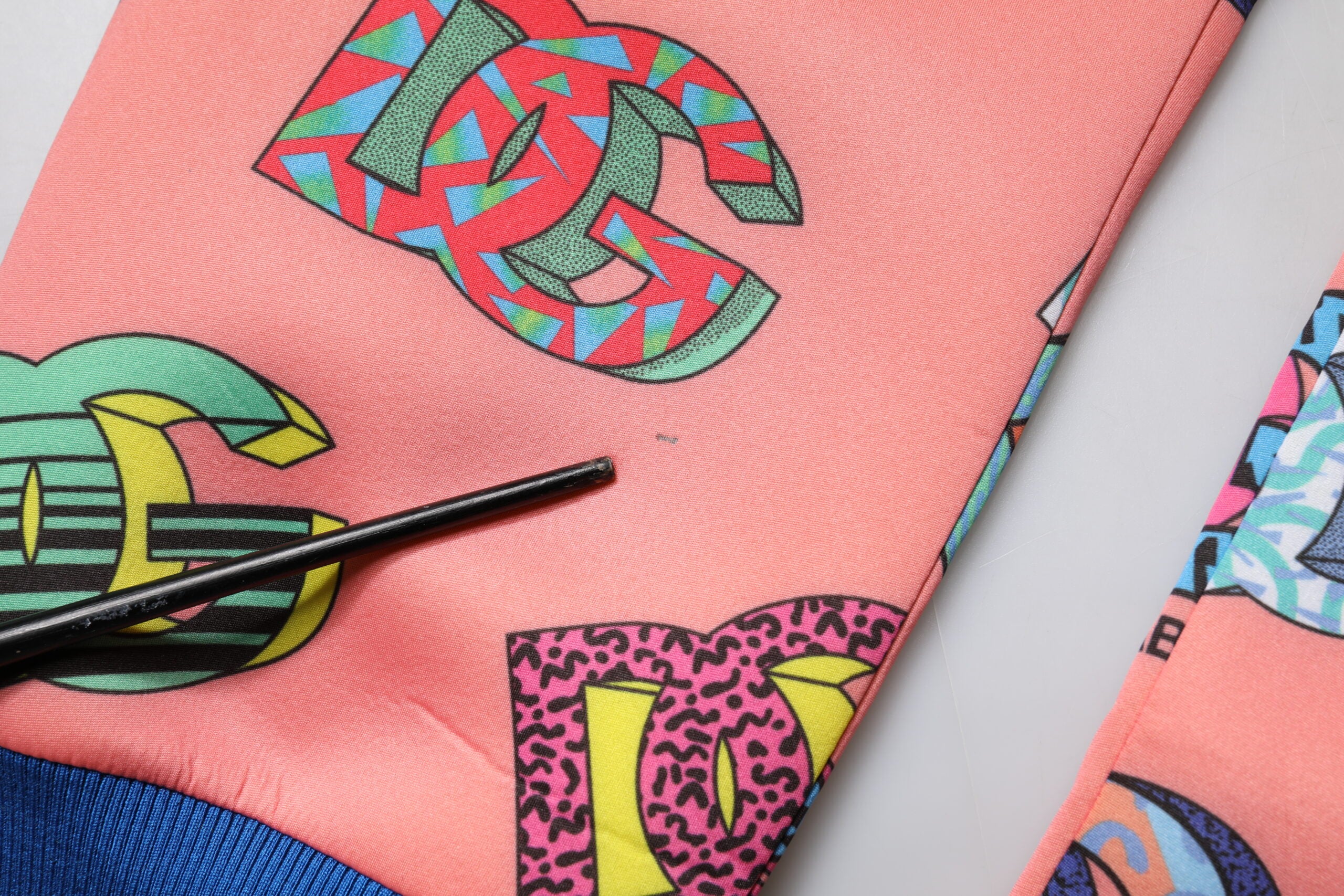 Pantalon de jogging Dolce & Gabbana rose avec logo monogramme, style décontracté en coton.