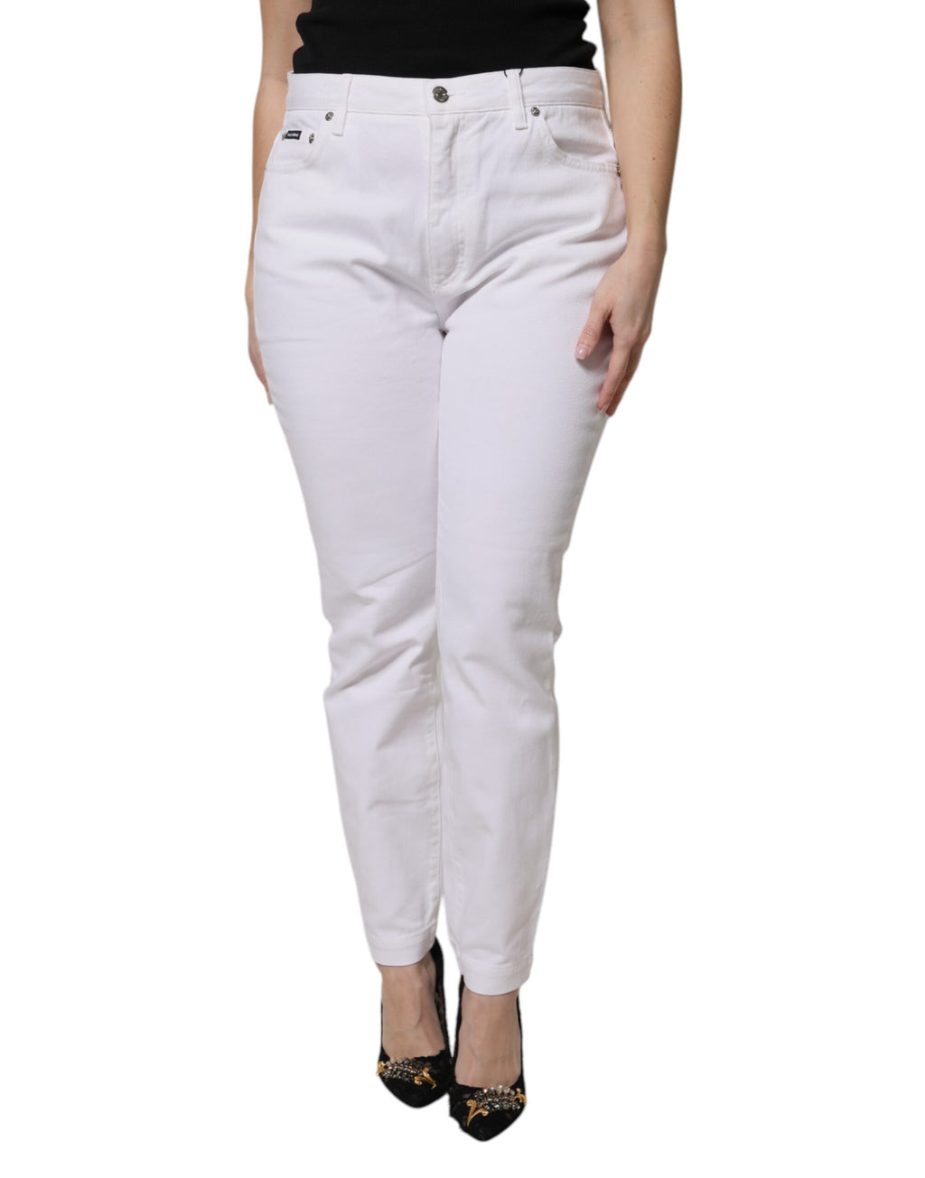 Jeans slim en coton blanc à taille moyenne de Dolce & Gabbana, coupe skinny, visible sur un mannequin.