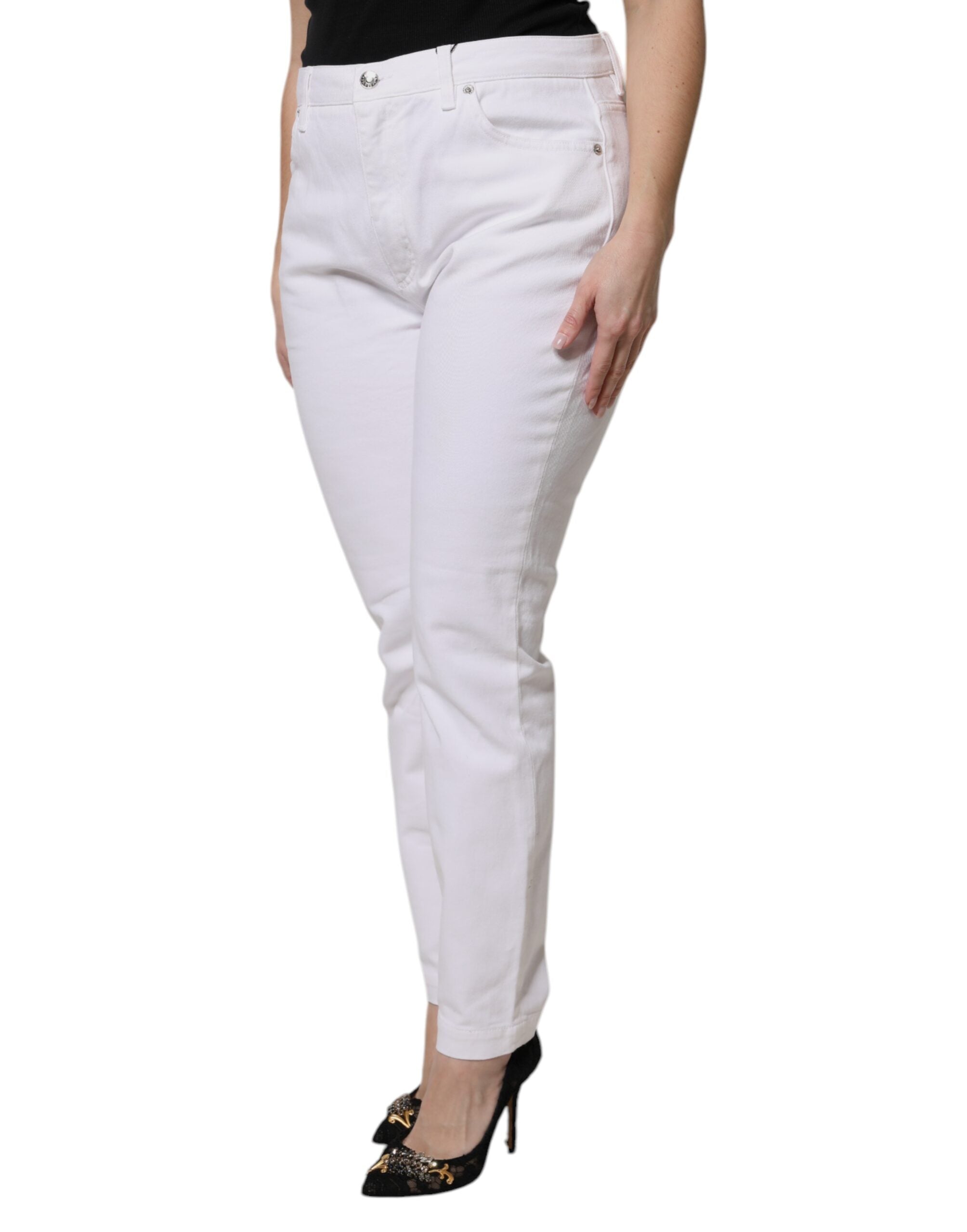 Jeans skinny en coton blanc à taille moyenne de Dolce & Gabbana, coupe ajustée et moderne, visibles sur l'image.