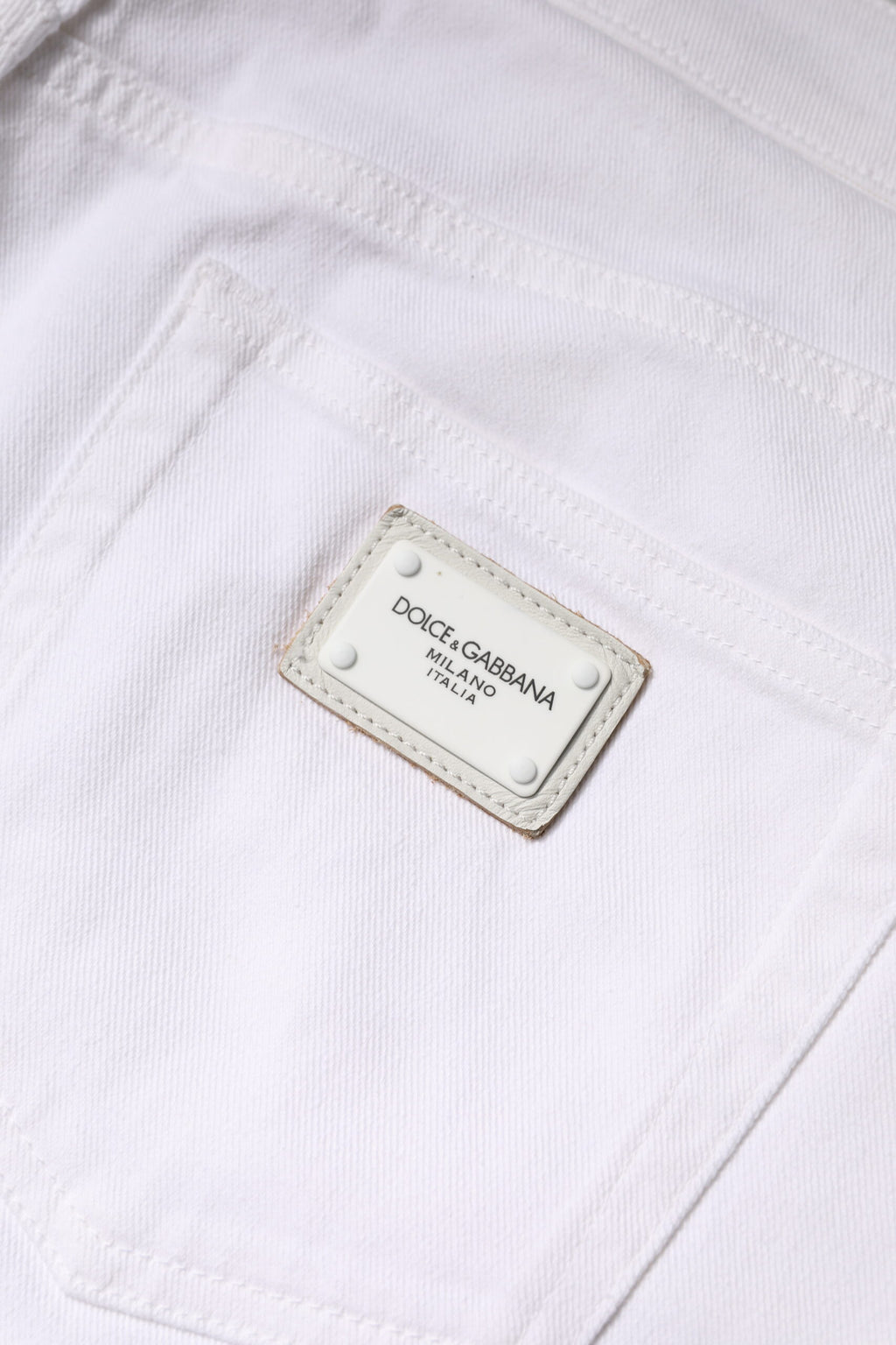 Jeans slim en denim blanc à taille moyenne Dolce & Gabbana, coupe skinny, en coton, visible avec détails de couture.