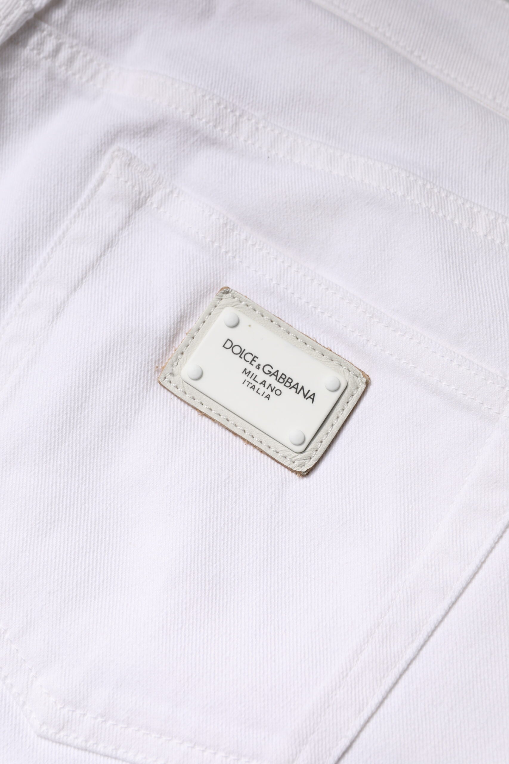 Jeans slim en denim blanc à taille moyenne Dolce & Gabbana, coupe skinny, en coton, visible avec détails de couture.