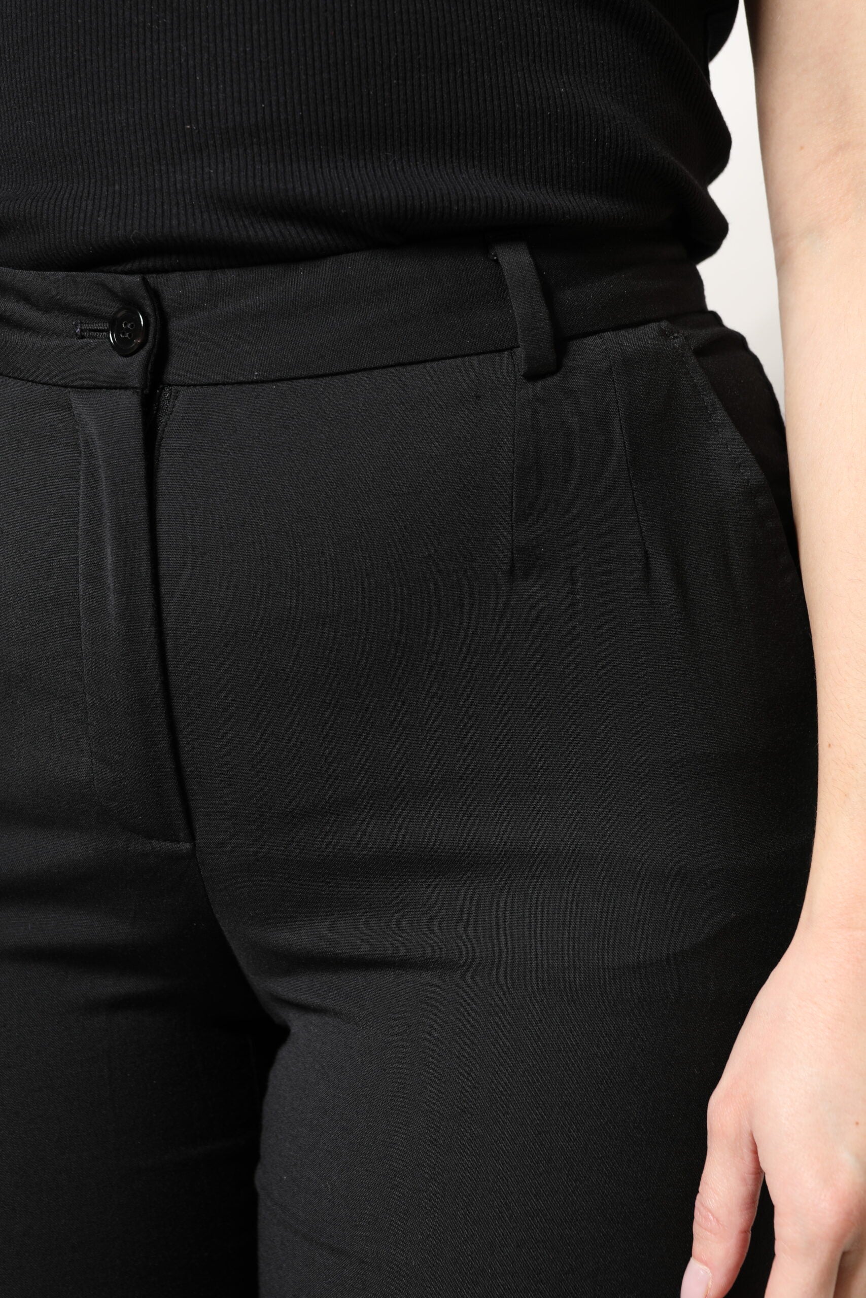 Pantalons slim en polyester noir à taille haute de Dolce & Gabbana, coupe élégante et moderne, visibles sur cette image.
