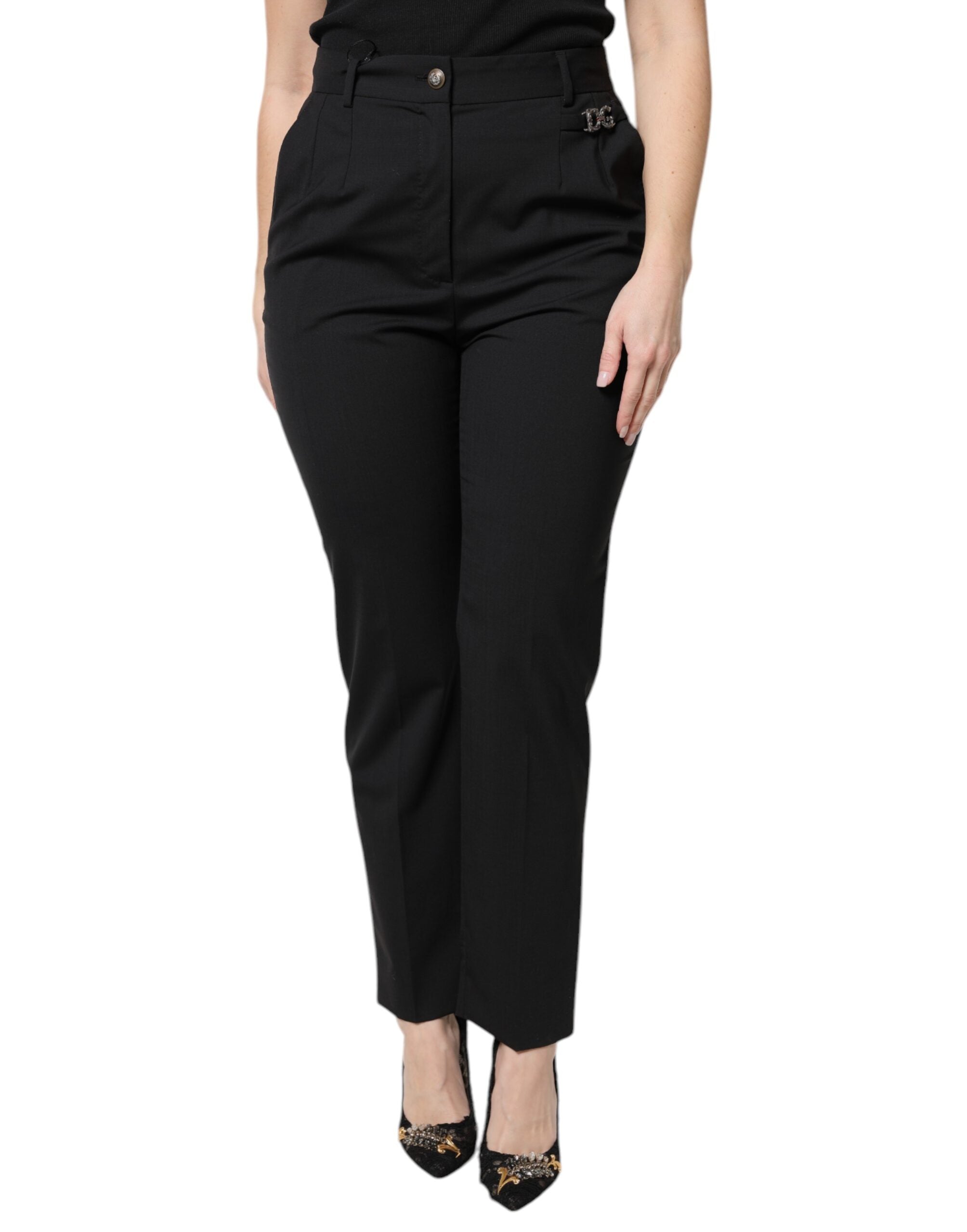 Pantalons de costume noirs en polyester à taille haute de Dolce & Gabbana, vue de face sur un mannequin.
