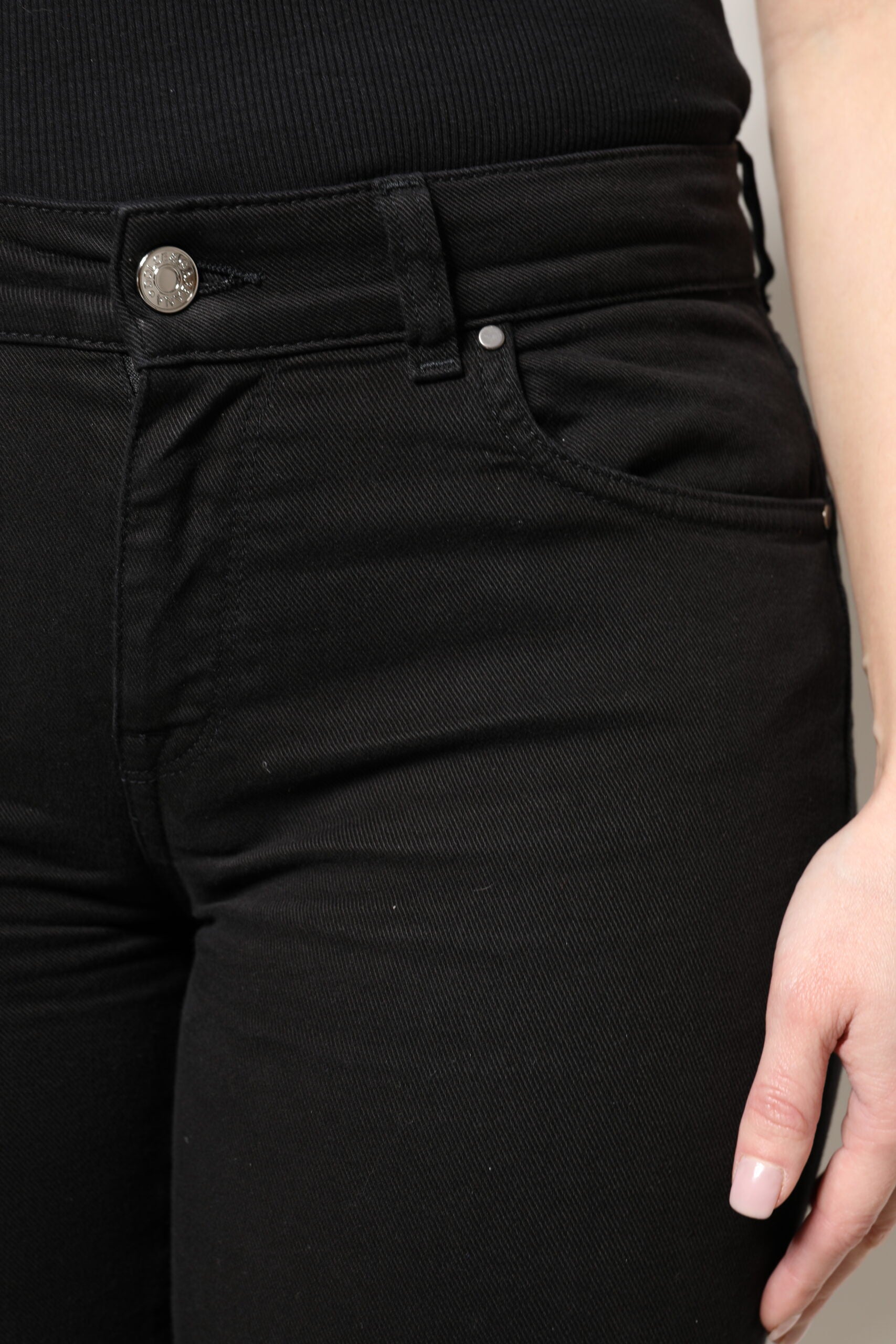 Jeans skinny en denim noir Dolce & Gabbana en coton à taille haute, ajustés et modernes, visibles sur l'image.