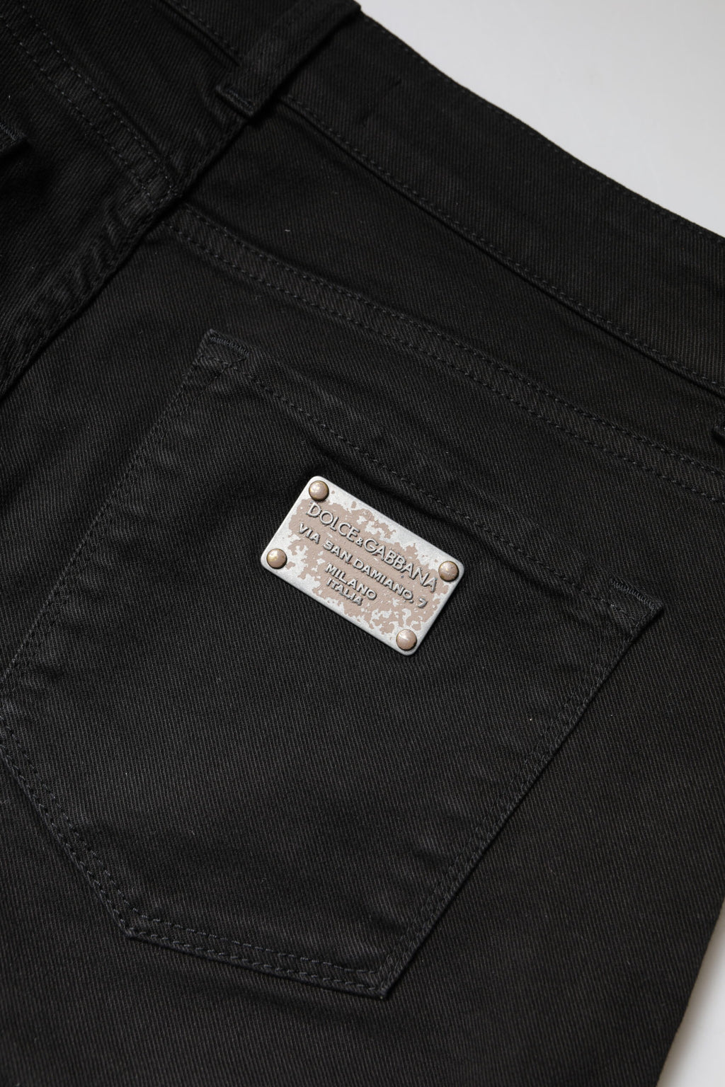 Jeans skinny noirs en coton à taille haute de Dolce & Gabbana, coupe ajustée et détails modernes visibles sur l'image.