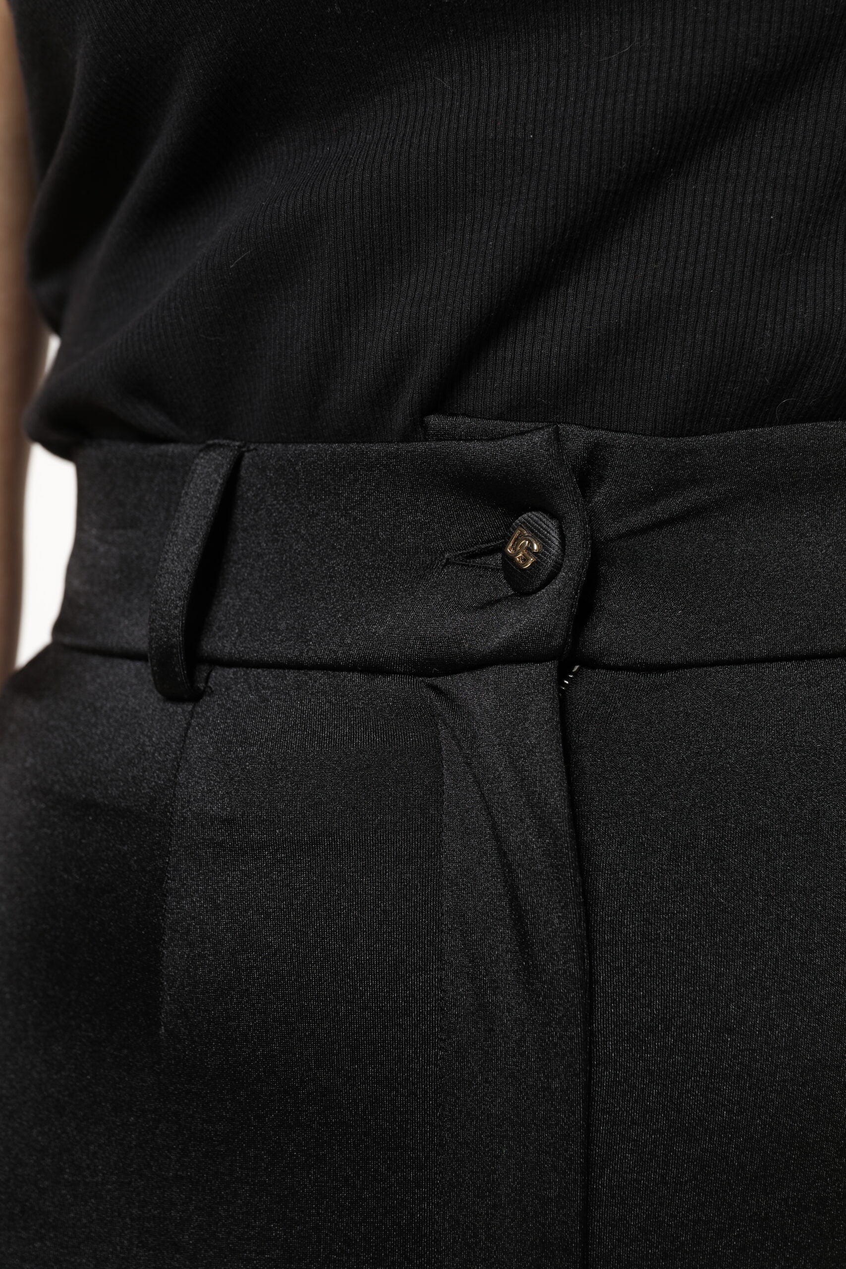 Pantalon noir en nylon Dolce & Gabbana, taille haute, coupe slim, visible sur l'image.