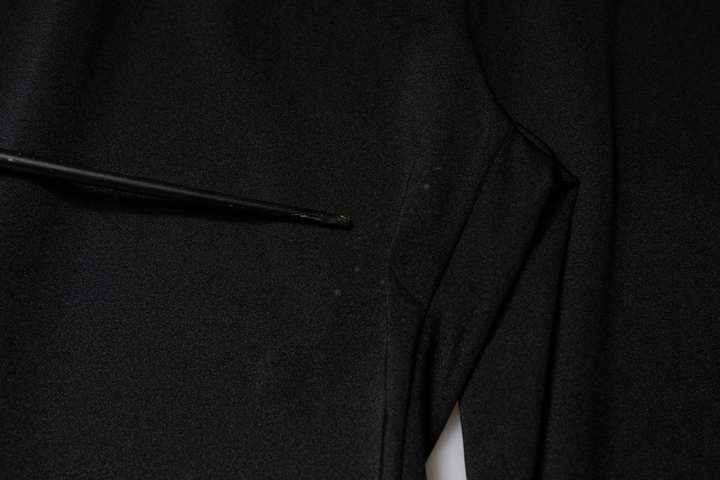 Pantalons noirs en nylon à taille haute et coupe slim de Dolce & Gabbana, vue de face.