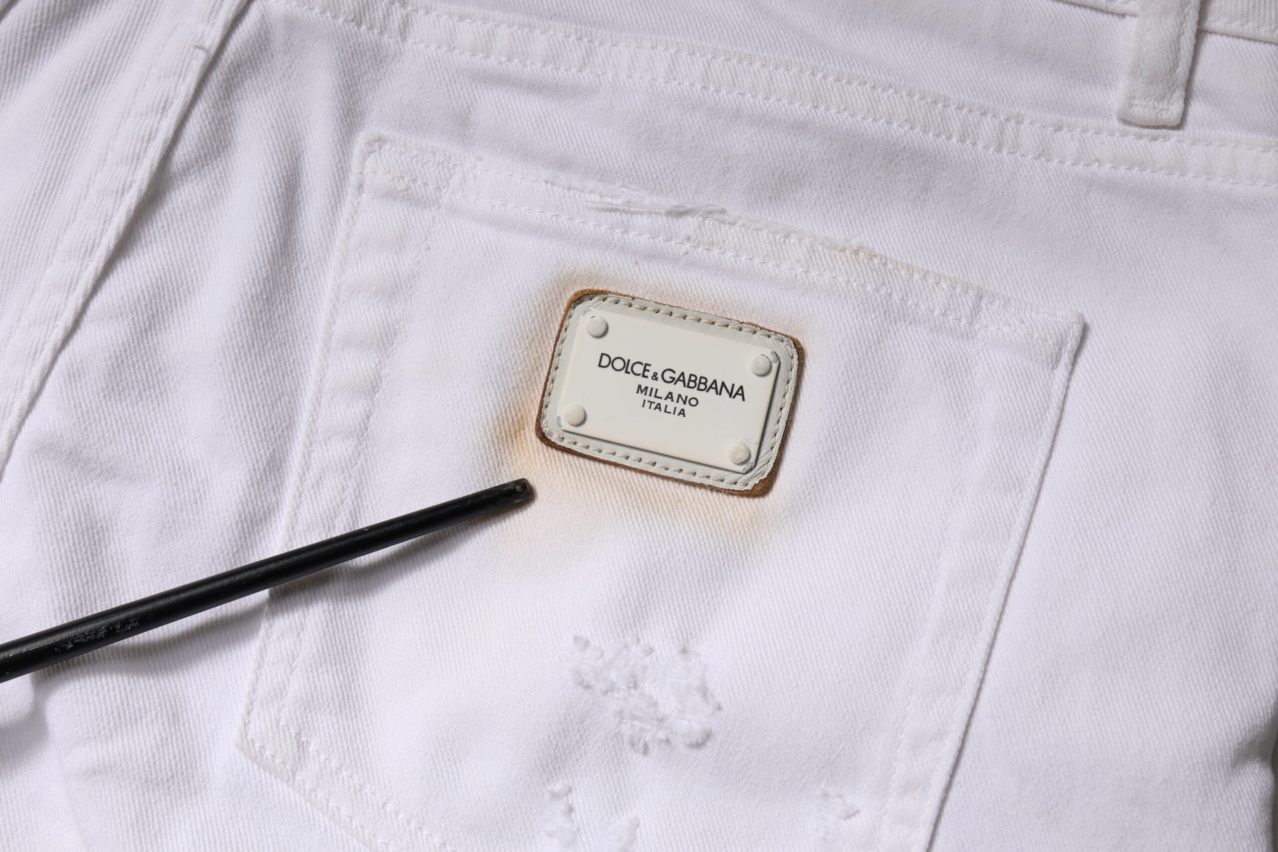 Jeans skinny en coton blanc à taille haute de Dolce & Gabbana, détails en denim, coupe ajustée et élégante.